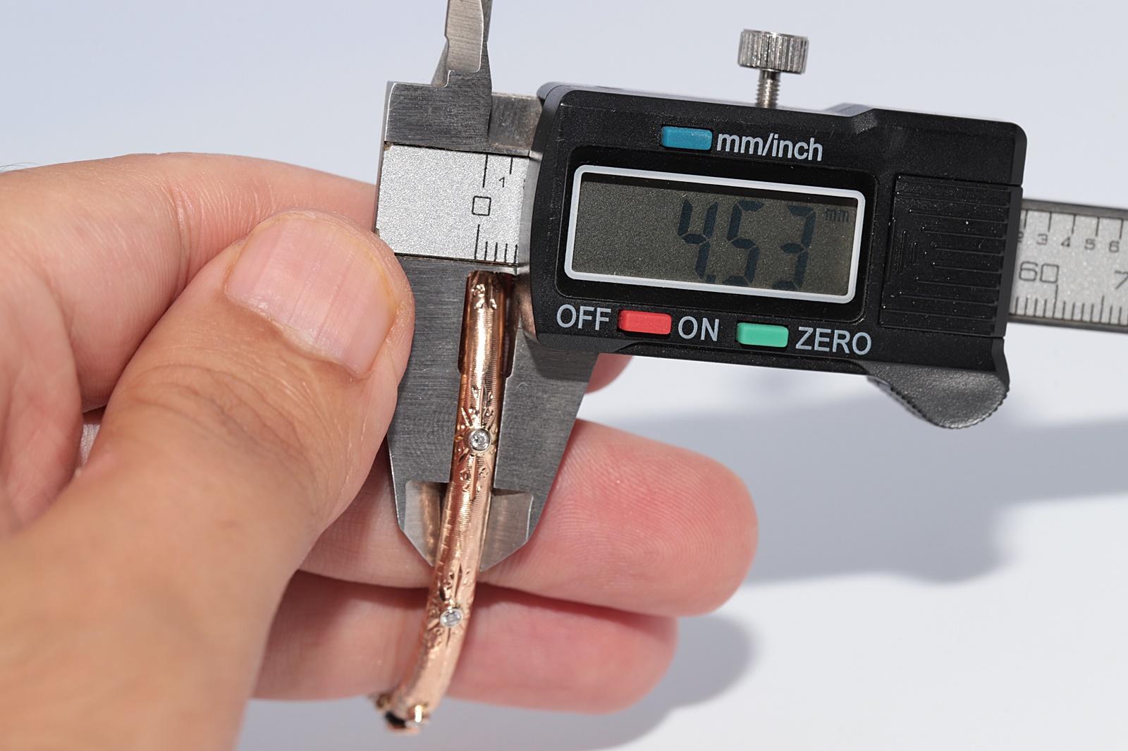 Vintage CIRCA 1990er Jahre 14k Gold natürlichen Diamanten verziert Armreif Armband im Angebot 13