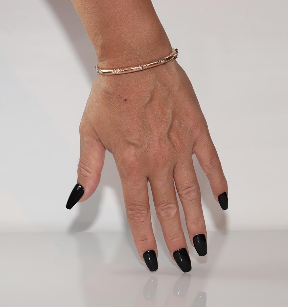 In sehr gutem Zustand.
Das Gesamtgewicht beträgt 16.9 Gramm.
Insgesamt ist Diamant 0,40 ct.
Der Diamant hat die Farbe F-G und die Reinheit vvs1-vs1.
Die Schachtel ist nicht enthalten.
Bitte kontaktieren Sie uns bei Fragen.