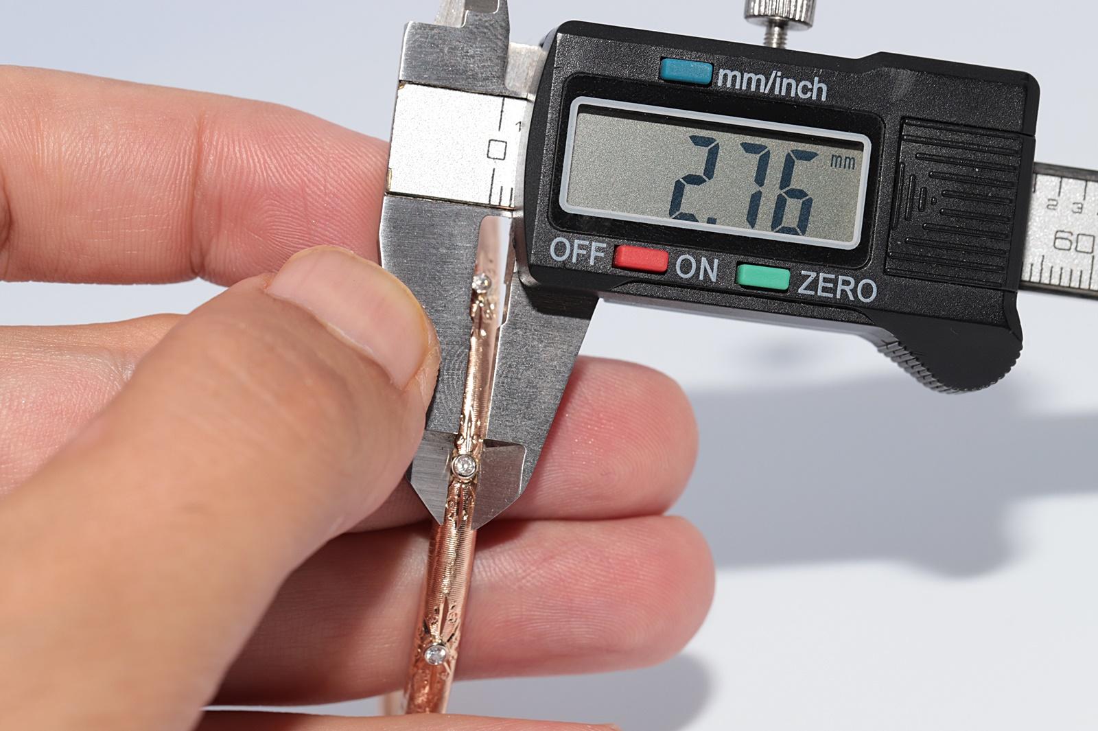 Vintage CIRCA 1990er Jahre 14k Gold natürlichen Diamanten verziert Armreif Armband im Angebot 14