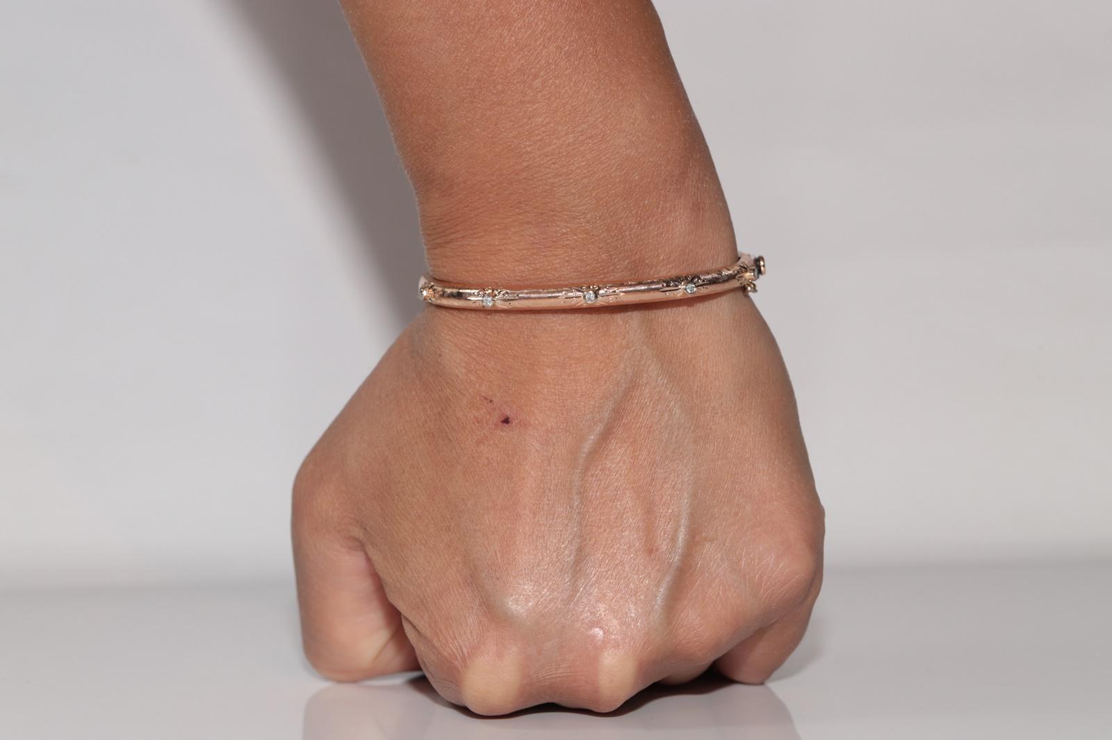 Vintage CIRCA 1990er Jahre 14k Gold natürlichen Diamanten verziert Armreif Armband (Kunsthandwerker*in) im Angebot