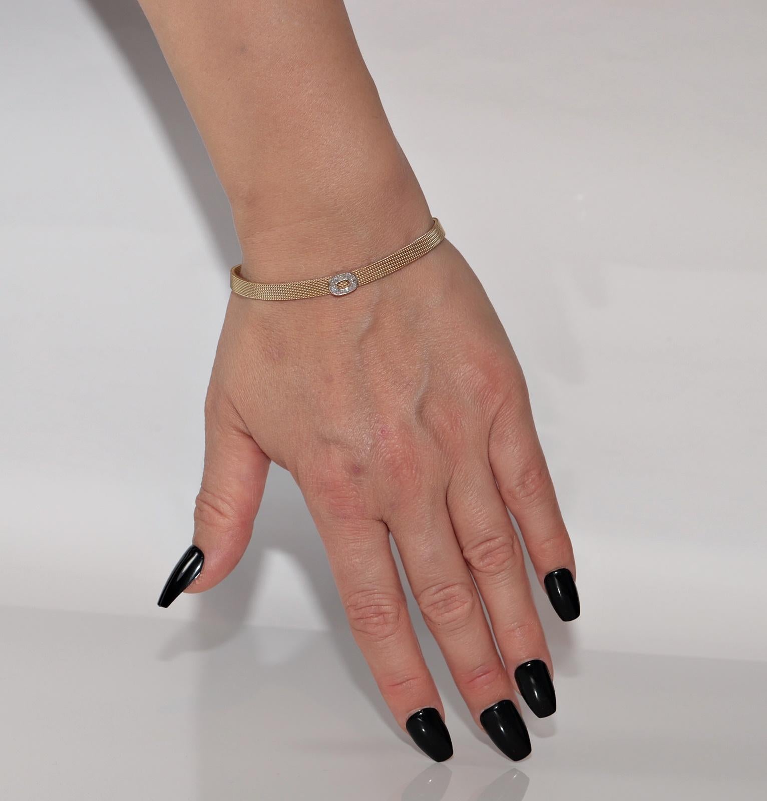 
In sehr gutem Zustand.
Das Gesamtgewicht beträgt 10,1 Gramm.
Insgesamt ist Diamant 0,14 ct.
Der Diamant ist G-H Farbe und vvs-vs Klarheit.
Die Gesamtlänge des Armbands beträgt 18 cm.
Die Box ist nicht enthalten.
Bitte kontaktieren Sie uns bei