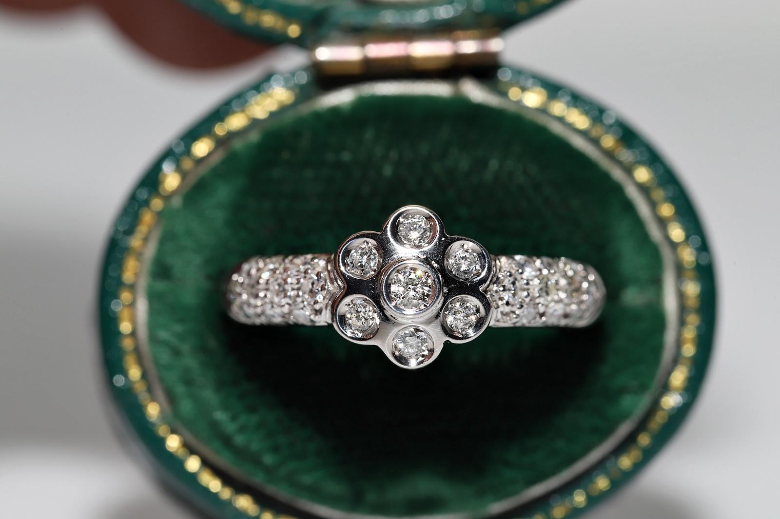 In sehr gutem Zustand.
Das Gesamtgewicht beträgt 4.2 Gramm.
Insgesamt ist Diamant 0,40 ct.
Der Diamant ist G-H Farbe und vvs-vs Klarheit.
Ringgröße ist US 5.5 (Wir bieten kostenlose Größenänderung)
Wir können jede Größe herstellen.
Die Box ist nicht