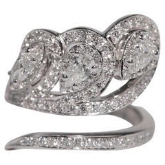 Vintage Circa 1990s 14k Gold Natural Diamond Decorated Ivy Design Ring