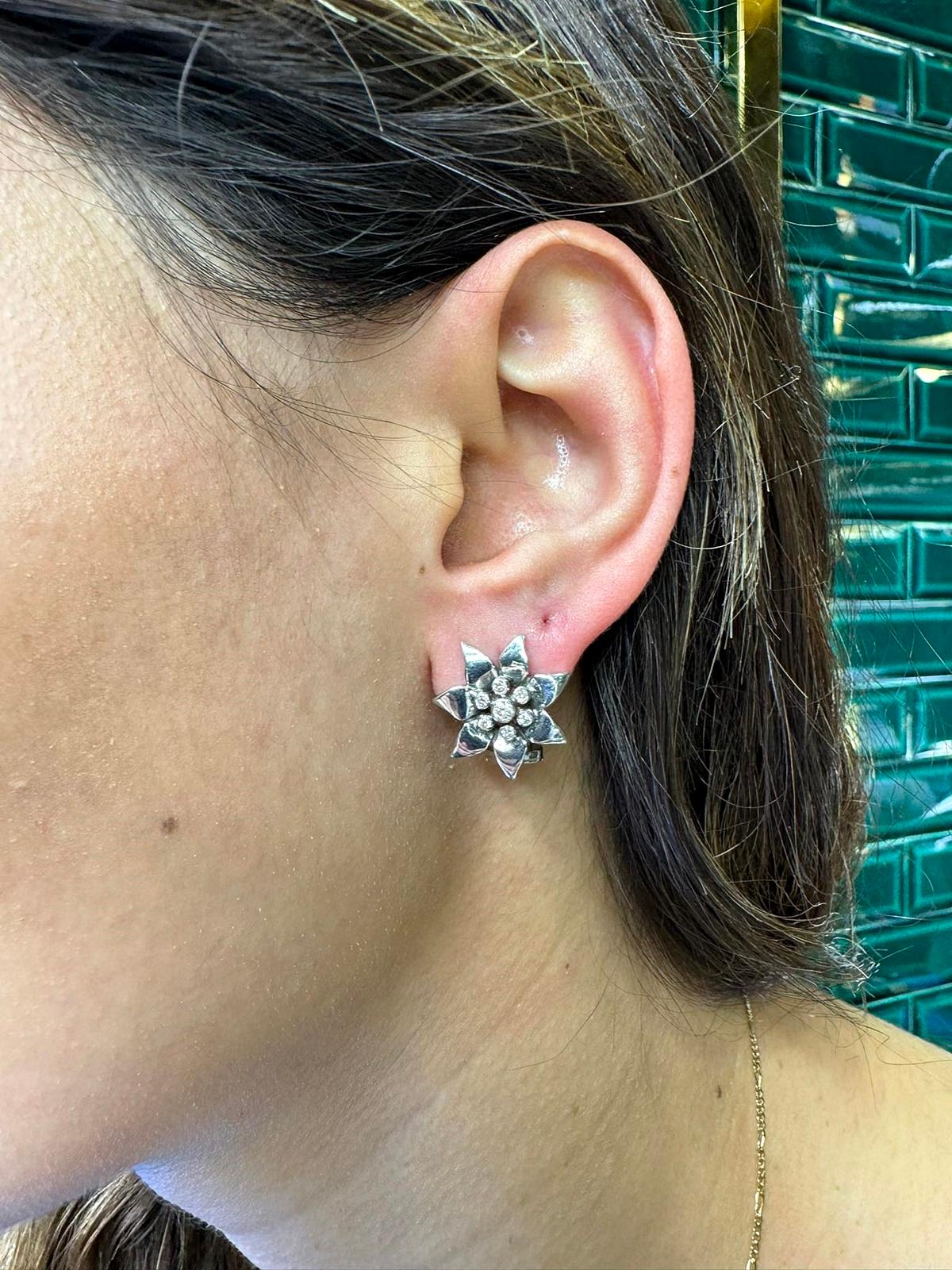 Vintage Circa 1990er Jahre 14k Gold Natürlicher Diamant Dekorierter Blatt Stil Ohrring im Angebot 8