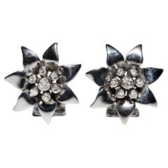 Orecchino d
epoca in oro 14k con diamante naturale decorato in stile foglia, CIRCA gli anni 
90