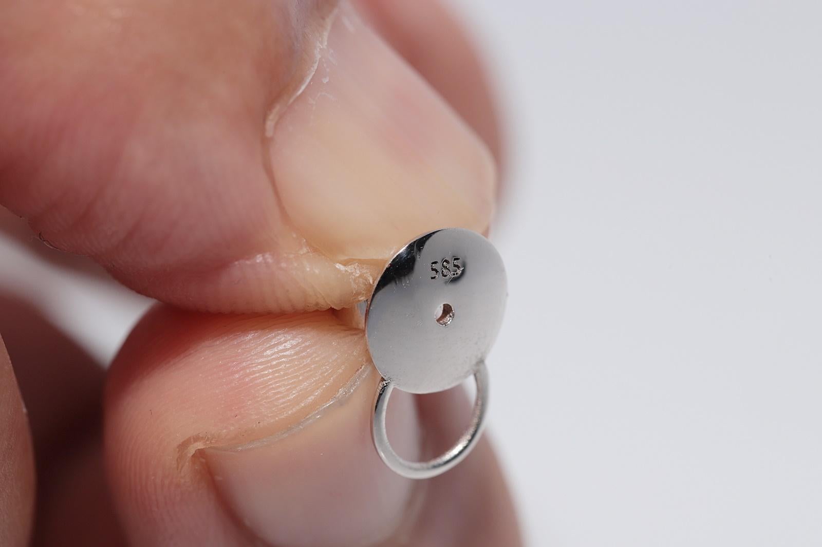 Vintage CIRCA 1990er Jahre 14k Gold natürlichen Diamanten verziert Omega zurück Ohrring im Angebot 4