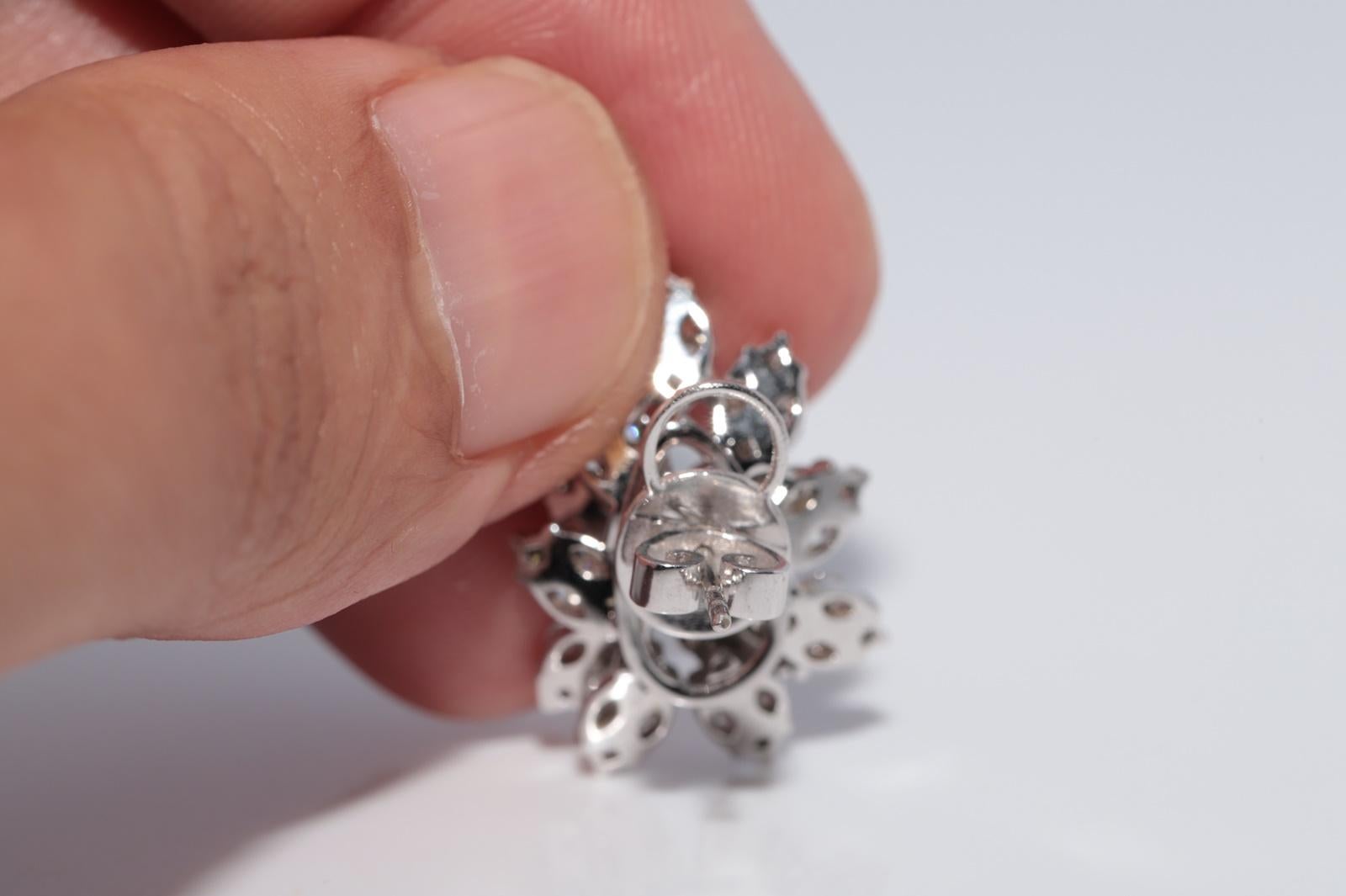 Vintage CIRCA 1990er Jahre 14k Gold natürlichen Diamanten verziert Omega zurück Ohrring im Angebot 3