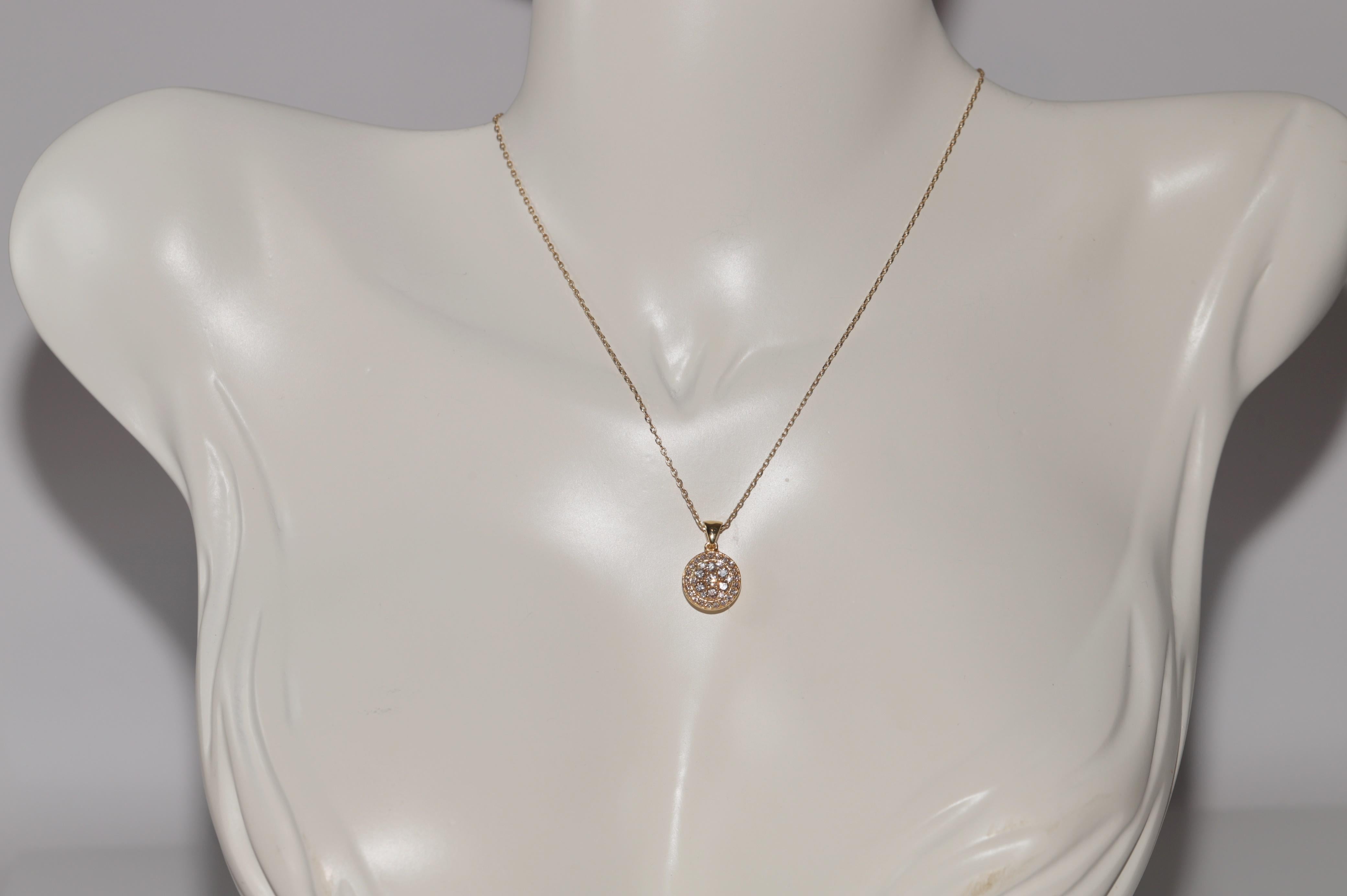 
In sehr gutem Zustand.
Das Gesamtgewicht beträgt 2.9 Gramm.
Insgesamt ist Diamant 0,55 ct.
Der Diamant hat die Farbe G-H und die Reinheit Vs.
Die Gesamtlänge der Kette beträgt 42 cm.
Bitte kontaktieren Sie uns bei Fragen.
