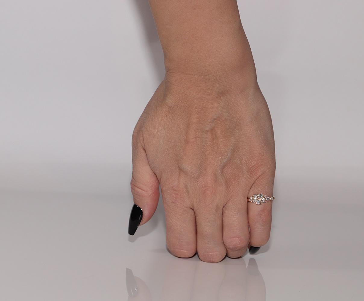 Anillo Bonito Decorado con Diamantes Naturales de Oro de 14k de Nueva Fabricación en venta 5