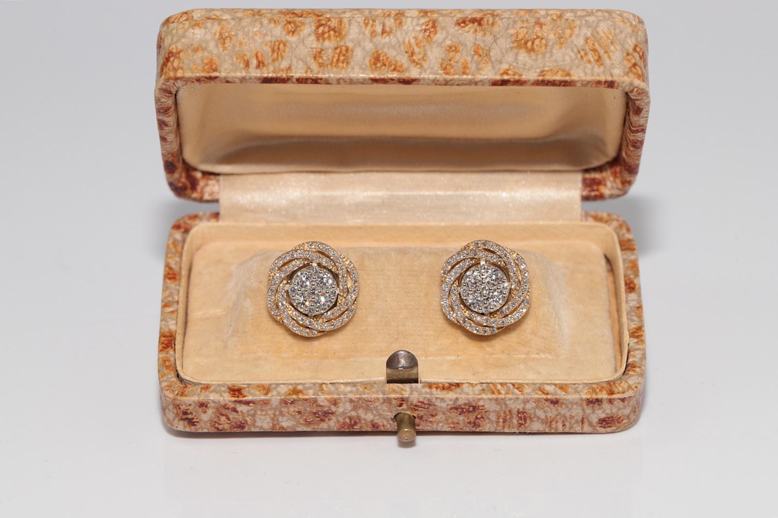 En muy buen estado.
El peso total es de 6,2 gramos.
Totalmente es diamante 2 ct.
El diamante es de color G-H y claridad vvs1-vs1.
La caja no está incluida.
Ponte en contacto para cualquier pregunta.
