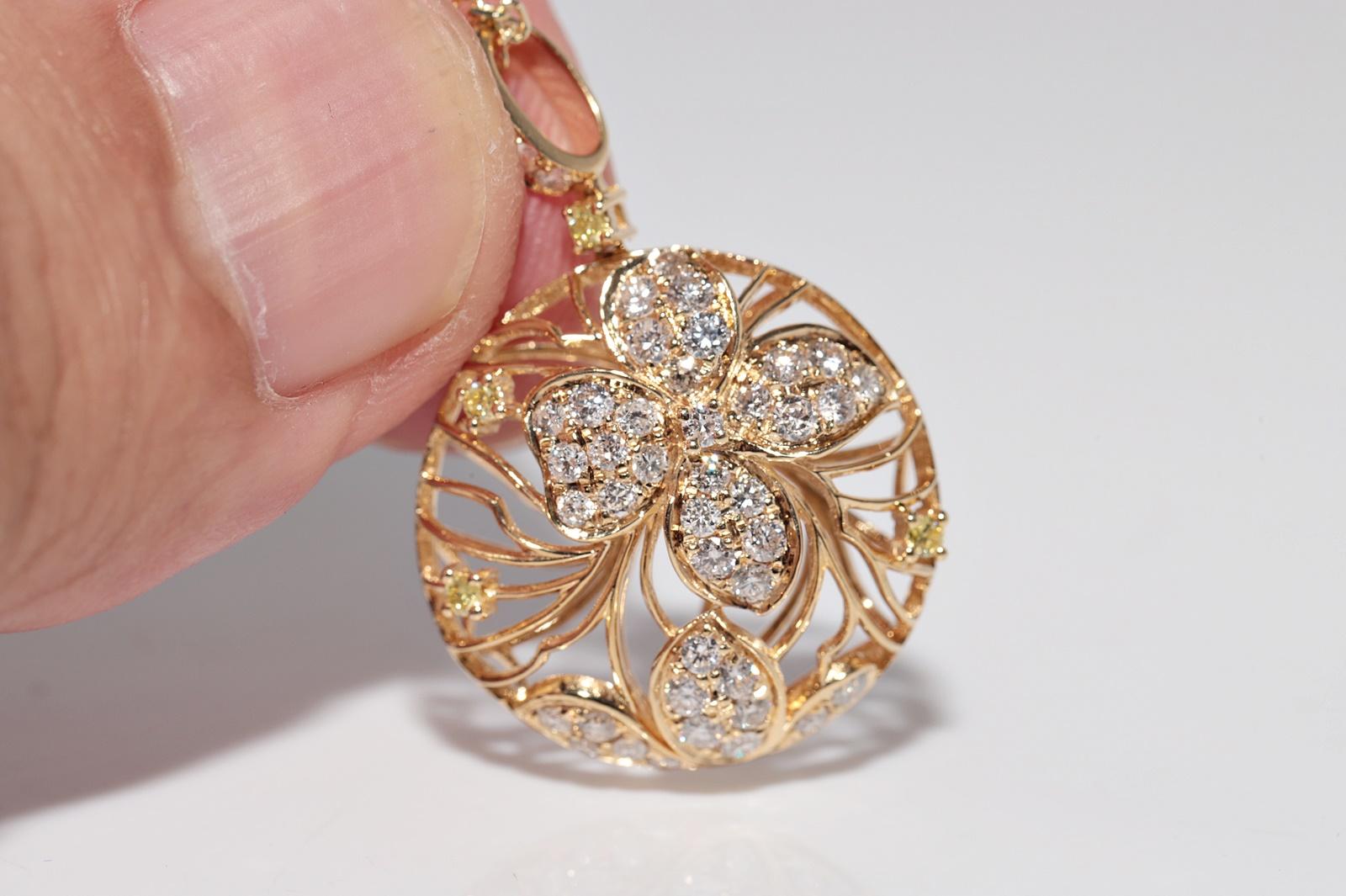 Vintage Circa 1990 Collier pendentif en or 14k avec fleurs en diamant naturel Design Design en vente 4