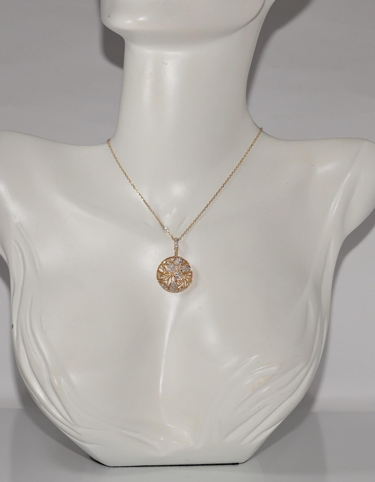 In sehr gutem Zustand.
Das Gesamtgewicht beträgt 6.3 Gramm.
Insgesamt ist der Diamant 1 ct.
Der Diamant hat die Farbe G-H und die Reinheit vs-s1.
Die Gesamtlänge der Kette beträgt 45 cm.
Bitte kontaktieren Sie uns bei Fragen.