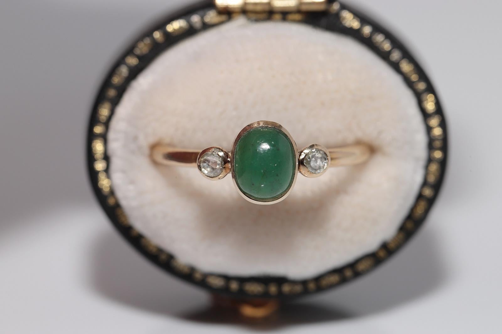 
In sehr gutem Zustand.
Das Gesamtgewicht beträgt 2.3 Gramm.
Insgesamt ist der Diamant im Rosenschliff 0.10 ct.
Der Diamant hat die Farbe I und die Reinheit s1.
Insgesamt ist Smaragd 0.86 ct.
Ringgröße ist US 6.5
Wir können jede Größe