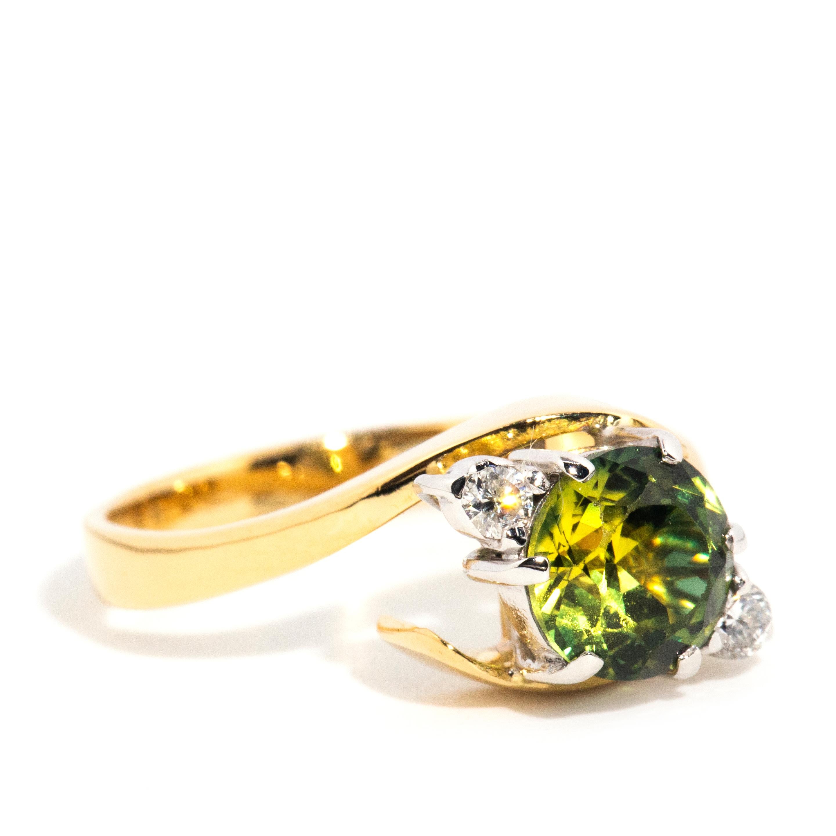Vintage-Ring aus 18 Karat Gelbgold mit grünem Saphir und Diamant, ca. 1990er Jahre (Moderne)