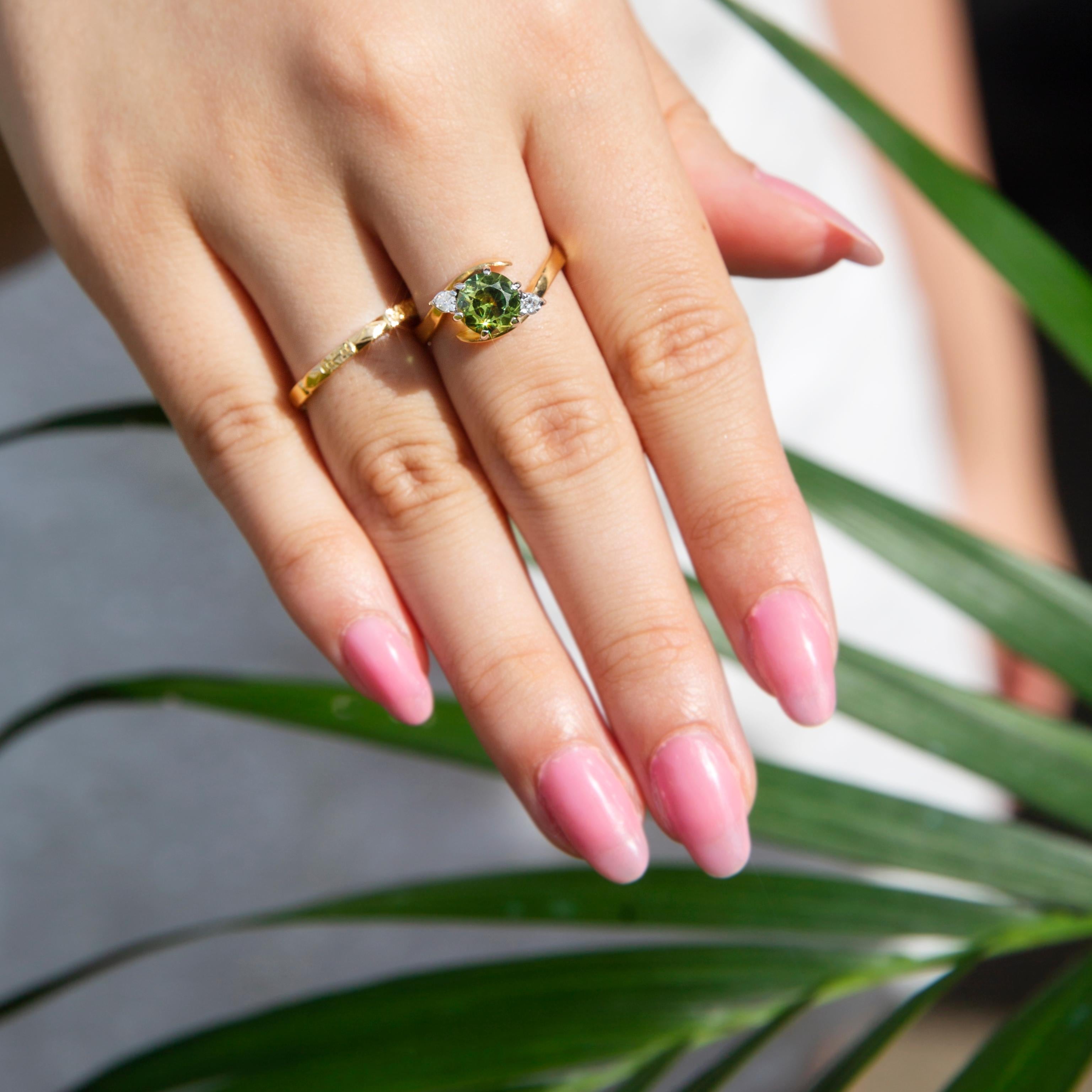 Vintage-Ring aus 18 Karat Gelbgold mit grünem Saphir und Diamant, ca. 1990er Jahre (Rundschliff)