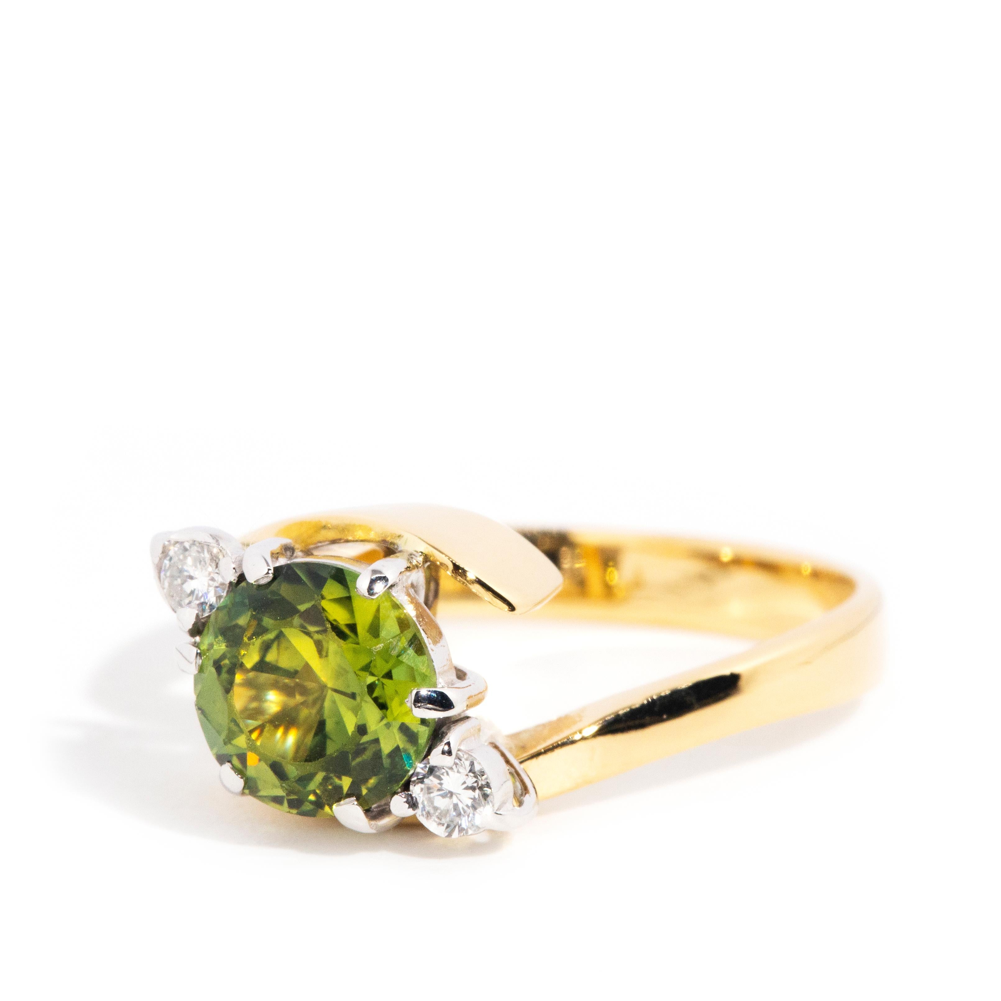 Vintage-Ring aus 18 Karat Gelbgold mit grünem Saphir und Diamant, ca. 1990er Jahre im Zustand „Gut“ in Hamilton, AU