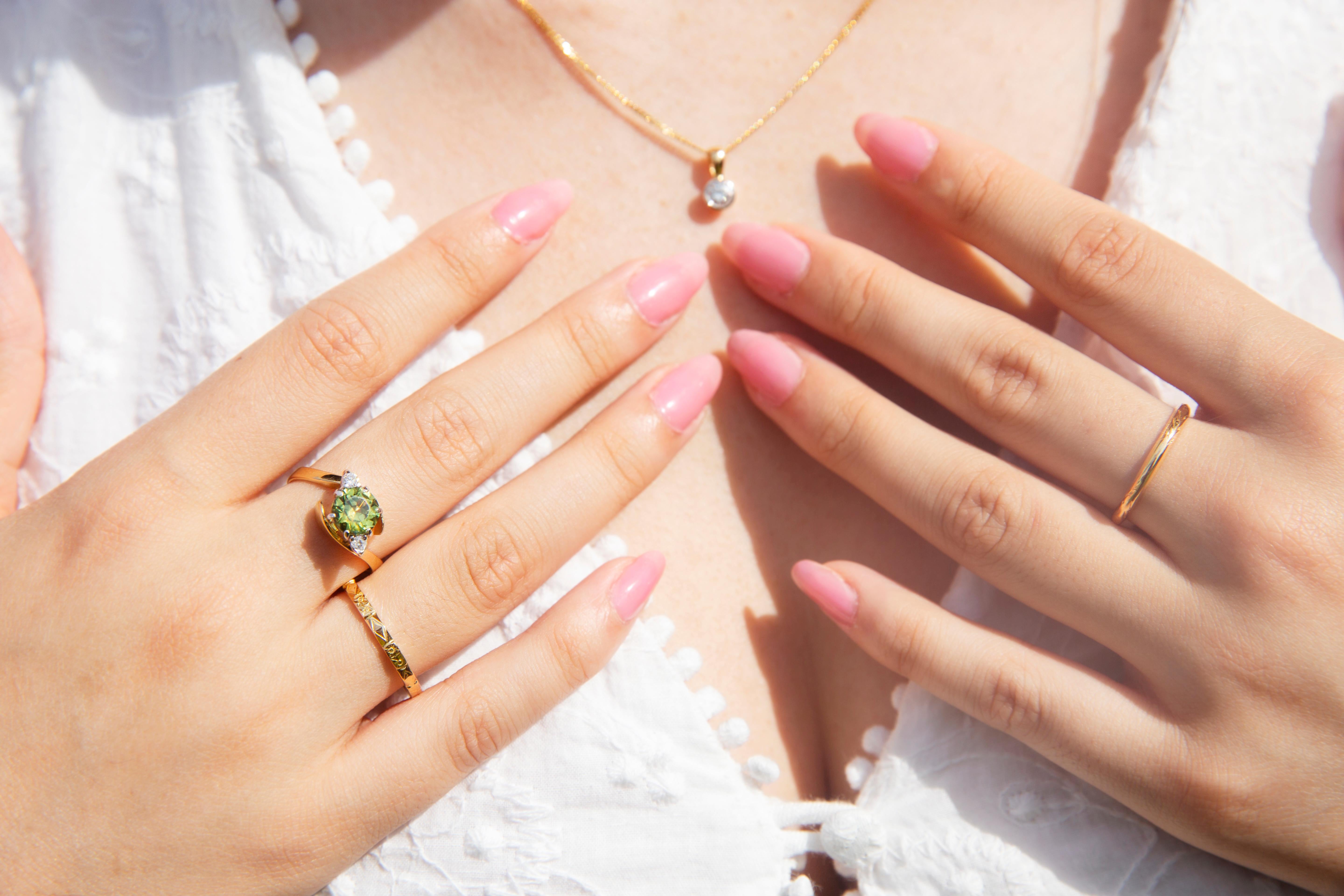 Vintage-Ring aus 18 Karat Gelbgold mit grünem Saphir und Diamant, ca. 1990er Jahre Damen