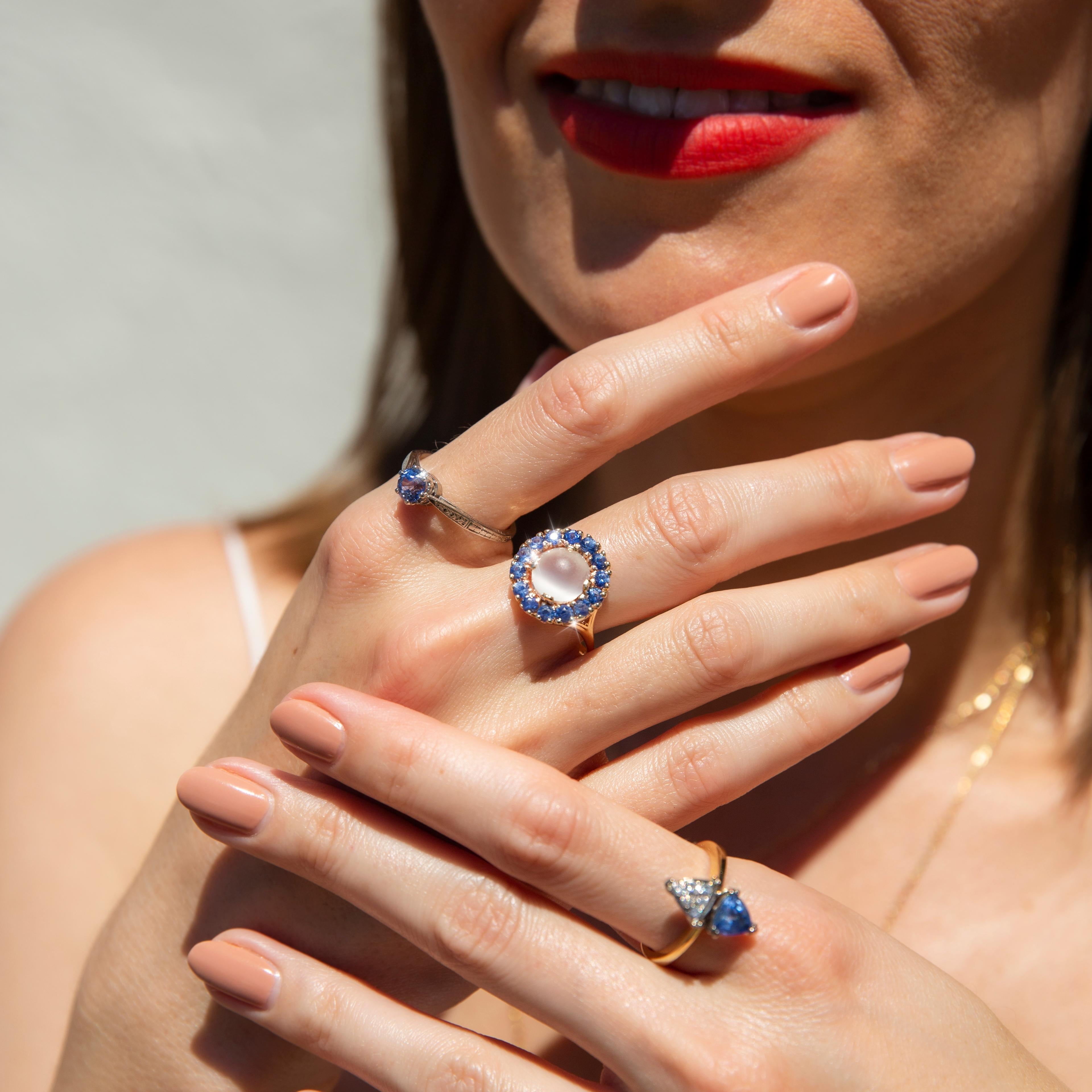 Bague vintage des années 1990 en or jaune 18 carats avec saphir bleu triangulaire et diamants Pour femmes en vente