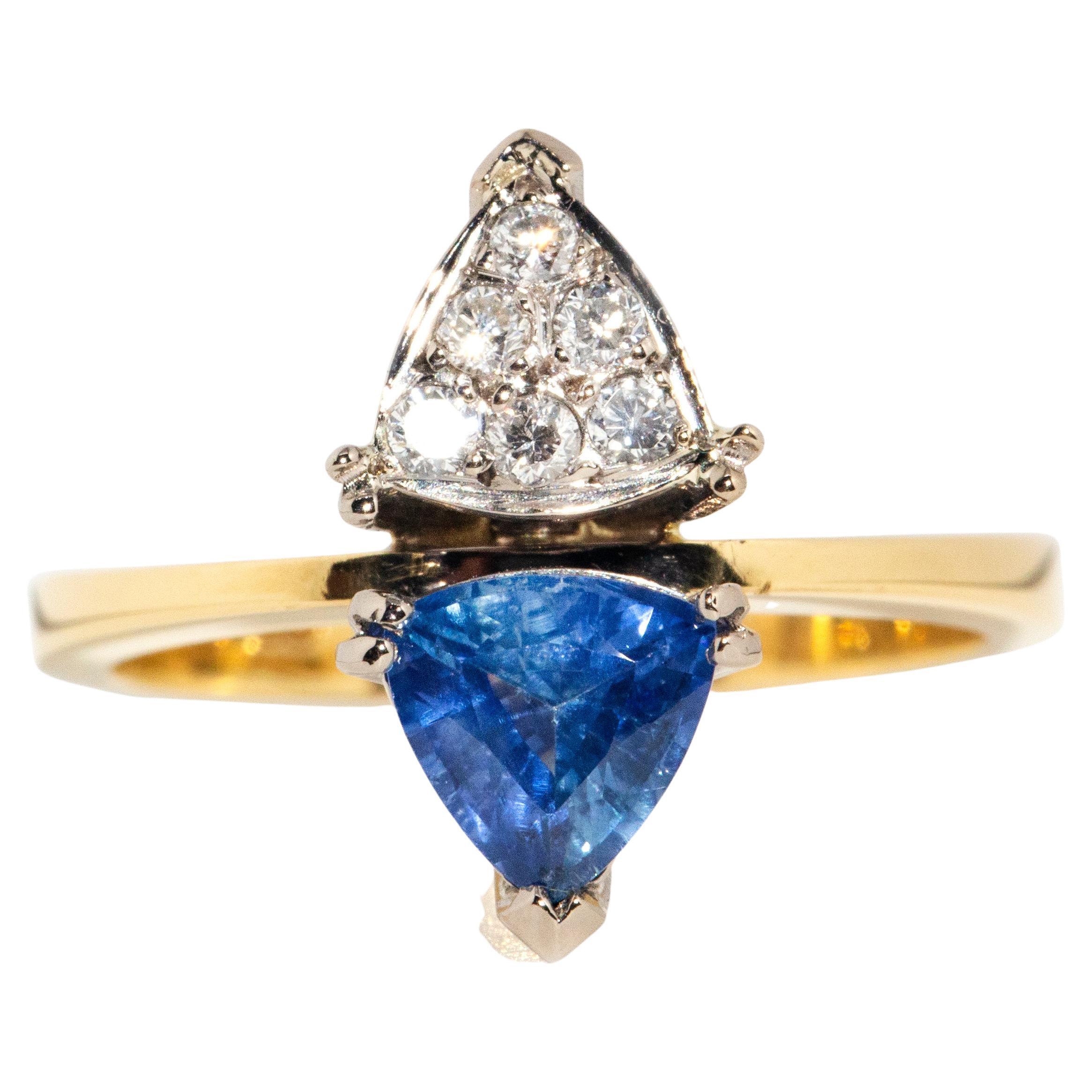 Vintage Circa 1990er Jahre 18 Karat Gelbgold Dreieckiger blauer Saphir & Diamant-Ring