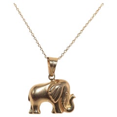 Collana con ciondolo decorato a forma di elefante in oro 18k, vintage, anni 
90 circa.