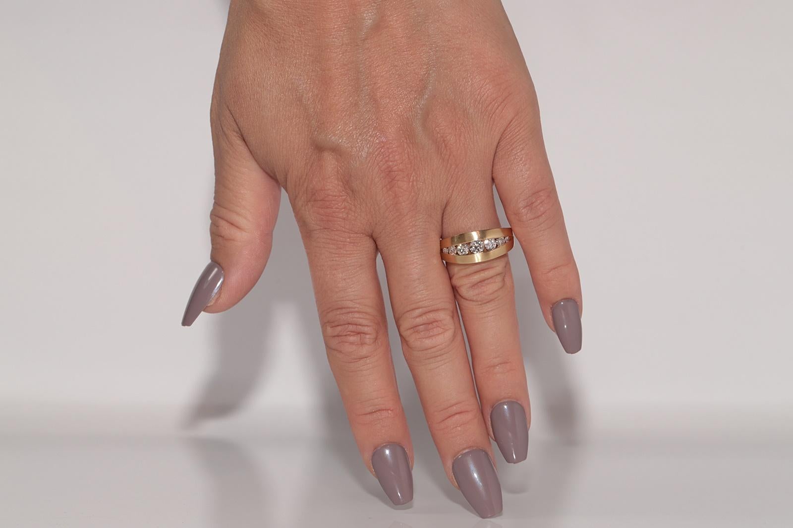 In sehr gutem Zustand.
Gesamtgewicht 8,7 Gramm.
Insgesamt ist der Diamant 1 ct.
Der Diamant hat die Farbe F und die Reinheit vvs1.
Ringgröße ist US 7.5
Wir können jede Größe herstellen.
Die Schachtel ist nicht enthalten.
Bitte kontaktieren Sie uns