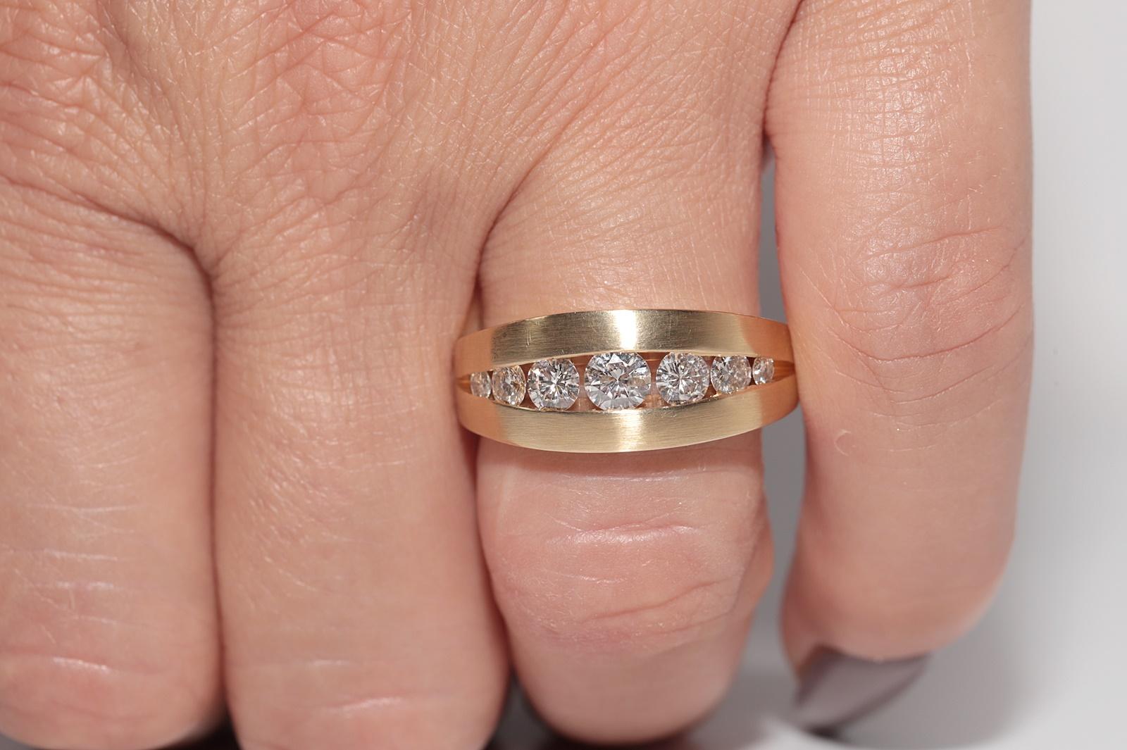 Vintage CIRCA 1990er Jahre 18k Gold Handcrafted Natural Diamond dekoriert Band Ring (Brillantschliff) im Angebot