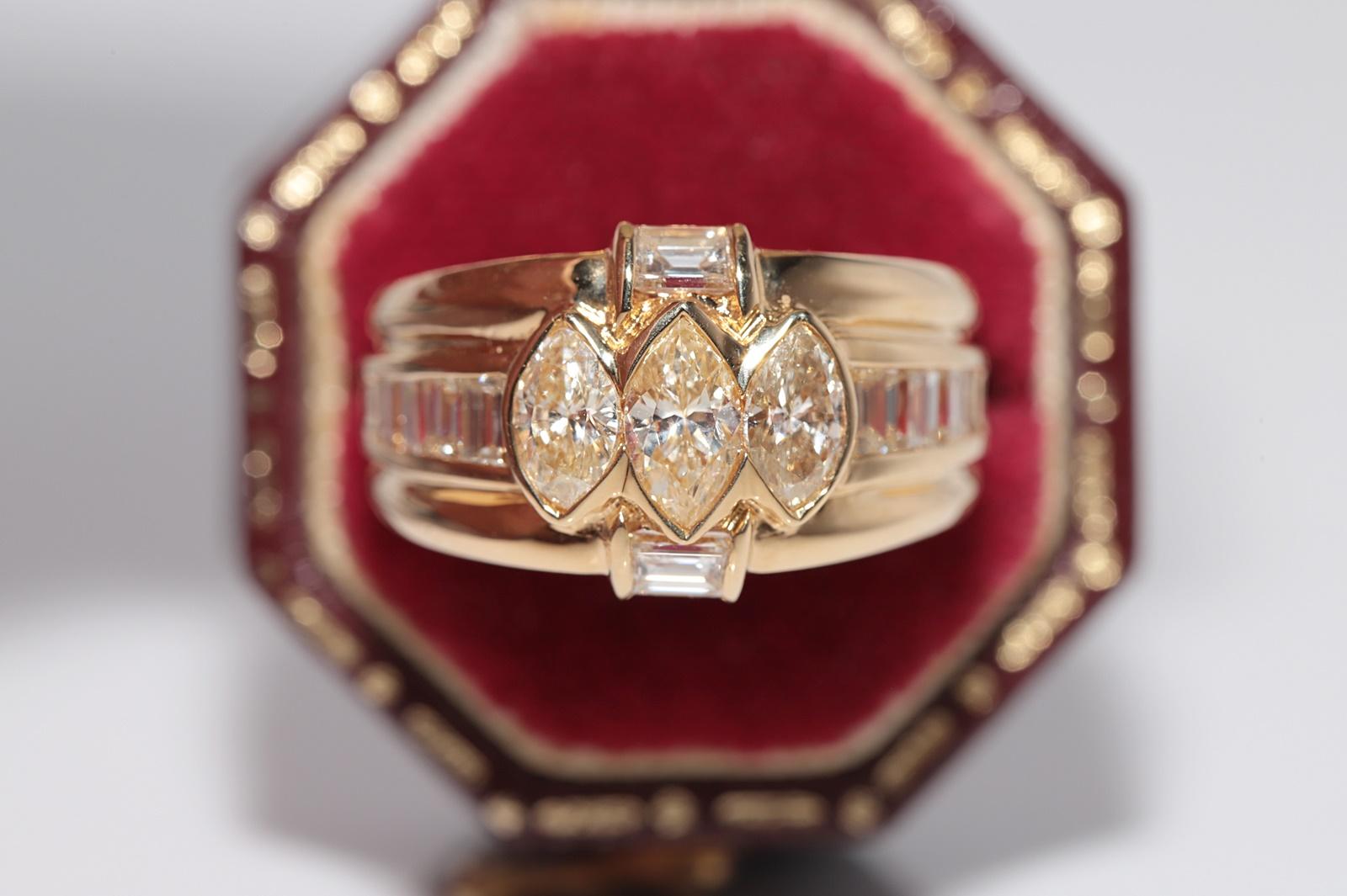 In ottime condizioni.
Il peso totale è di 7,7 grammi.
Il diamante è un diamante taglio marquise da 0,93 carati.
Totalmente è un diamante taglio baguette da 0.92 ct.
Il diamante ha generalmente un colore giallo chiaro H-I-J-Light e una purezza vs.
La