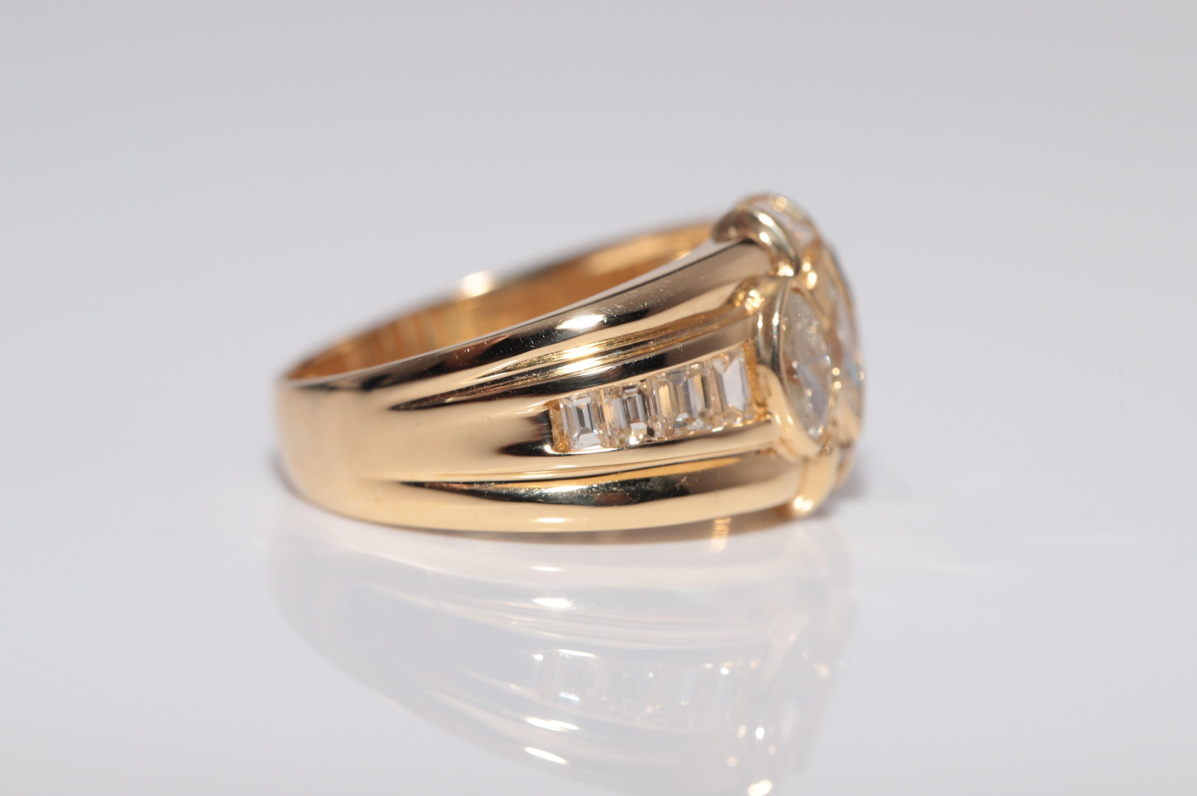 Vintage Circa 1990er Jahre Diamantring aus 18 Karat Gold mit Marquise-Schliff und Baguette-Schliff Damen im Angebot