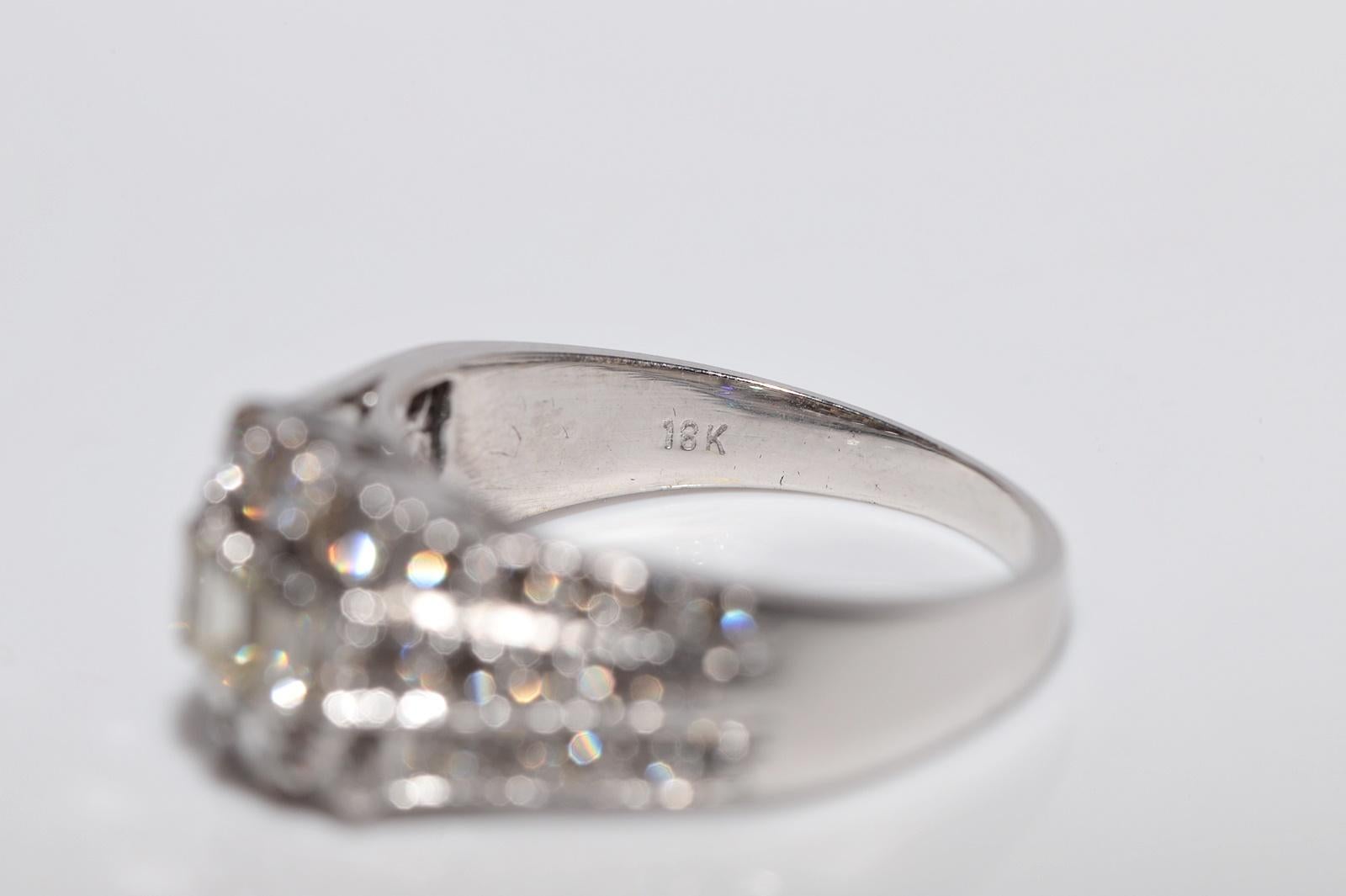Anello Vintage CIRCA anni '90 in oro 18k con diamanti naturali taglio Baguette e taglio Brilliante in vendita 5