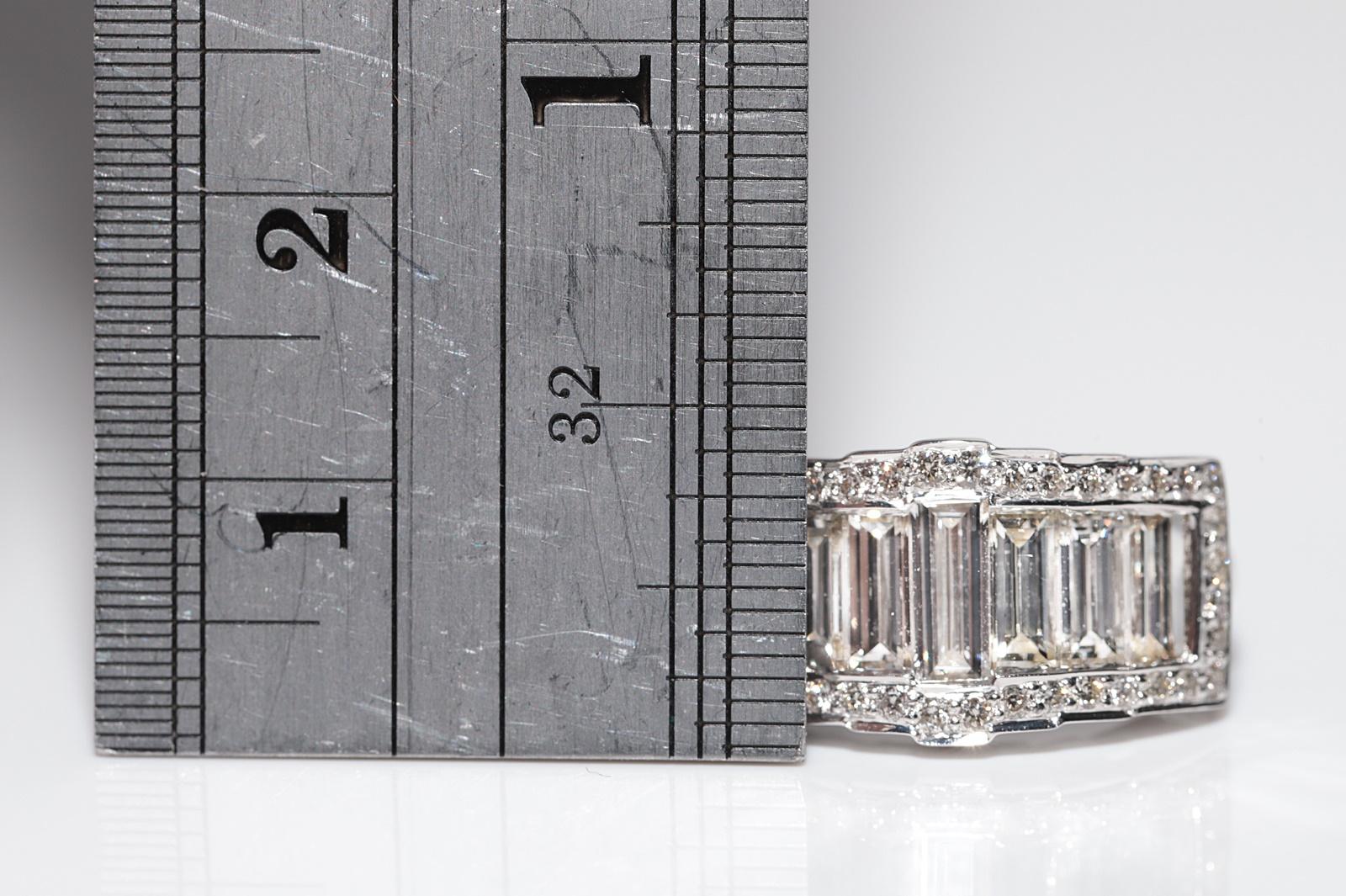 Vintage Circa 1990er Jahre Diamantring aus 18 Karat Gold mit natürlichem Baguetteschliff und Brillantschliff im Angebot 8