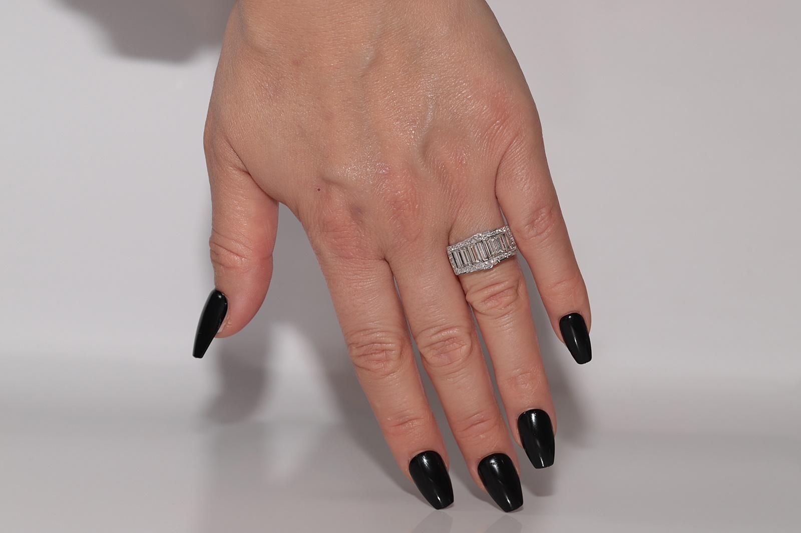 In sehr gutem Zustand.
Das Gesamtgewicht beträgt 4.9 Gramm.
Insgesamt ist Baguetteschliff Diamant etwa 1.35 ct.
Insgesamt ist Seite Brillantschliff Diamant 0.43 ct.
Der Diamant hat im Allgemeinen die Farbe H-I und die Reinheit V.
Ringgröße ist US