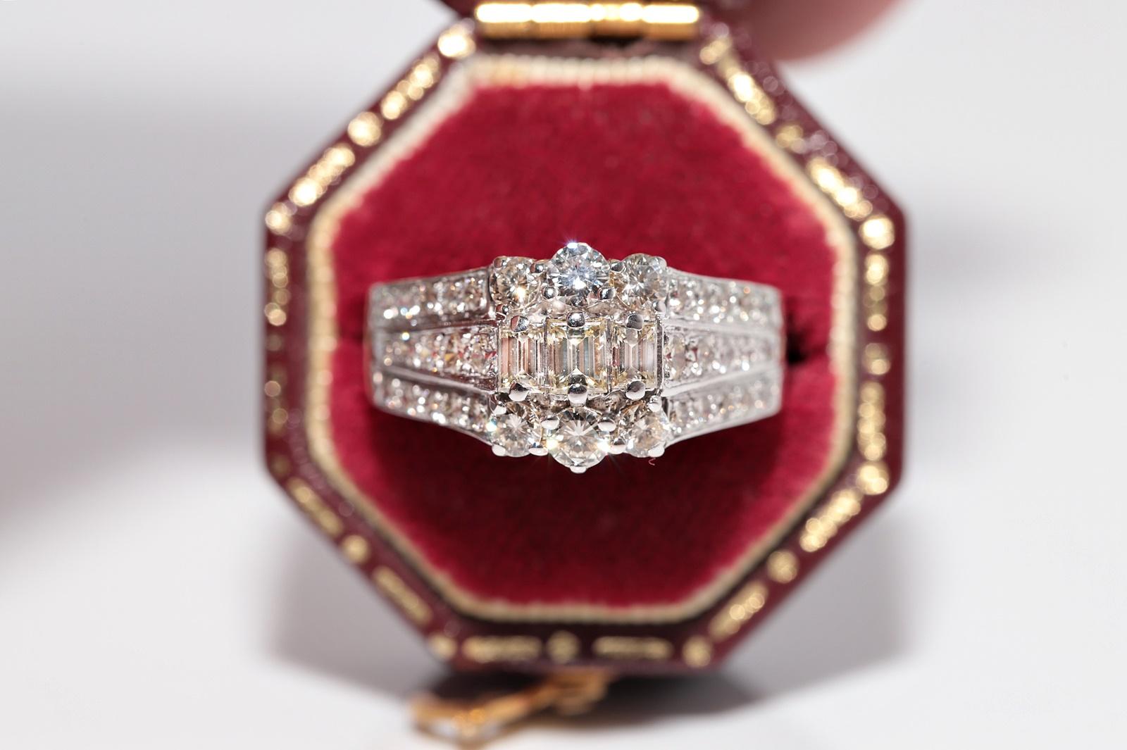 In ottime condizioni.
Il peso totale è di 4,5 grammi.
Totalmente si tratta di un diamante da 0,70 ct.
Il diamante ha generalmente un colore G-H-I-J-K e una purezza vvs-vs.
La misura dell'anello è US 6.25
Possiamo realizzare qualsiasi dimensione.
La