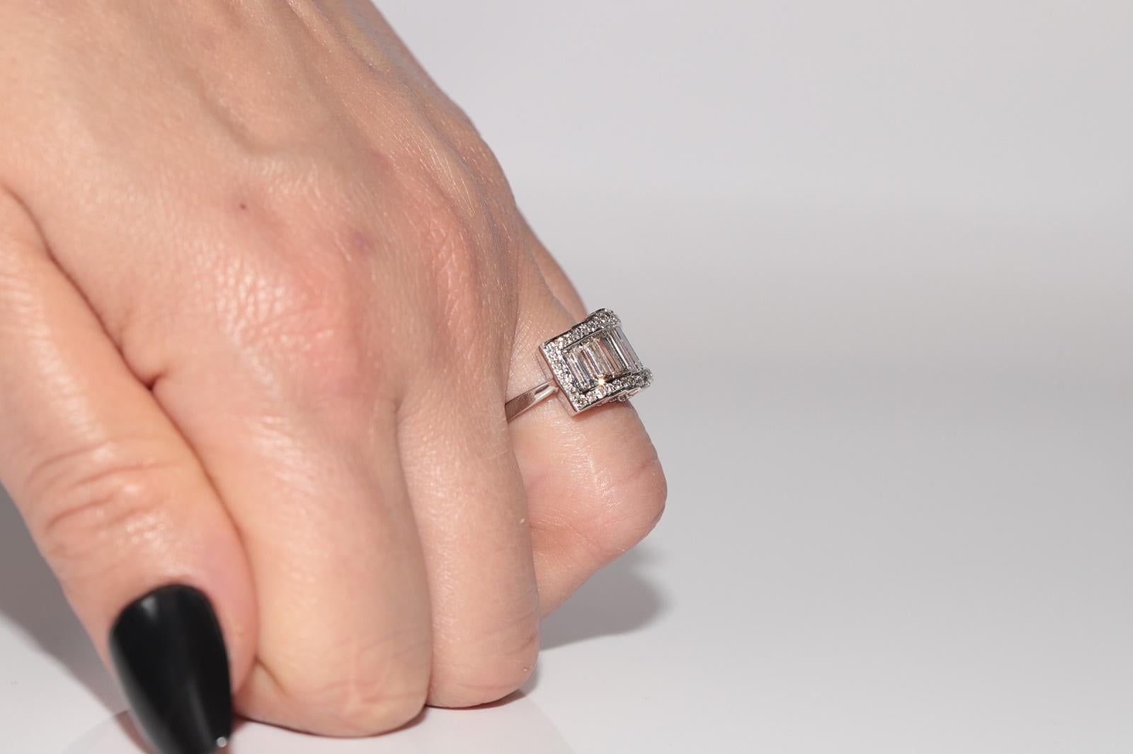 Vintage Circa 1990er Jahre Diamantring aus 18 Karat Gold mit natürlichem Baguetteschliff und Brillantschliff Damen im Angebot