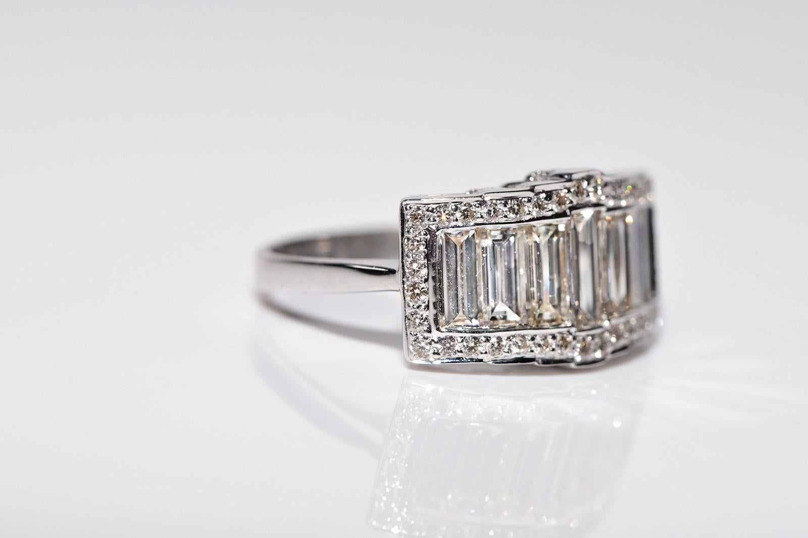 Vintage Circa 1990er Jahre Diamantring aus 18 Karat Gold mit natürlichem Baguetteschliff und Brillantschliff im Angebot 3