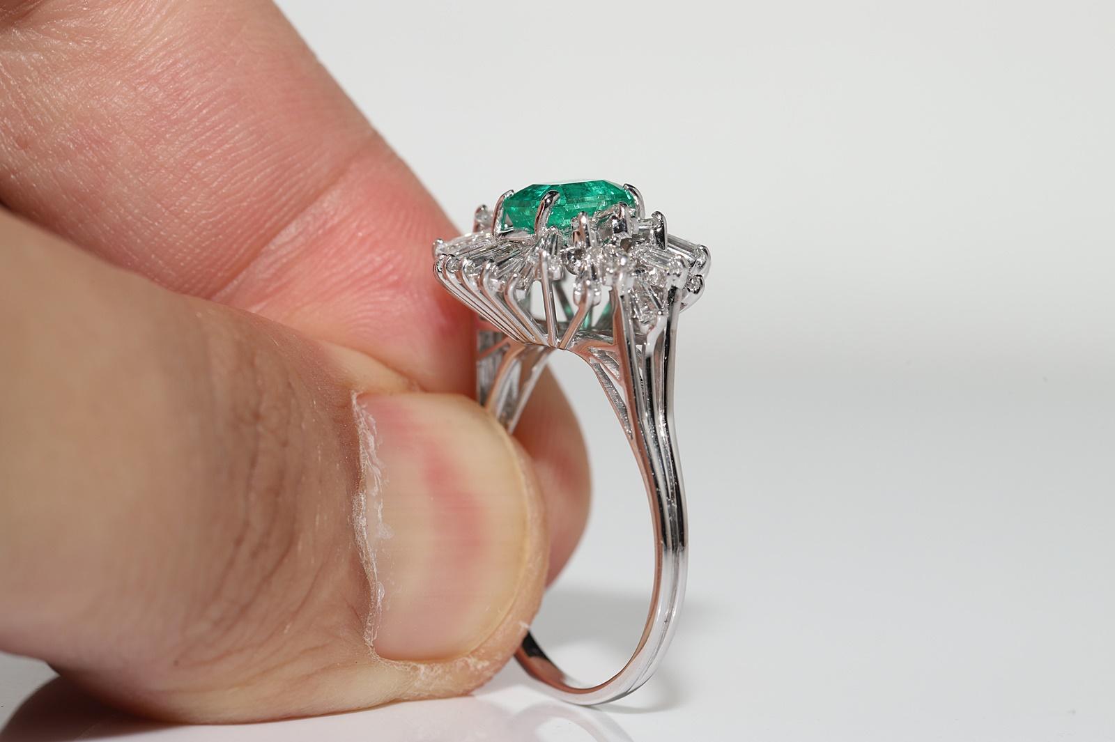 Vintage Circa 1990er Jahre 18k Gold Natürlicher Baguetteschliff Diamant und Smaragd Ring im Angebot 2