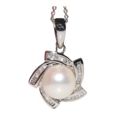 Ciondolo in oro 18k con diamanti naturali taglio baguette e perle, vintage, anni 
90 circa.