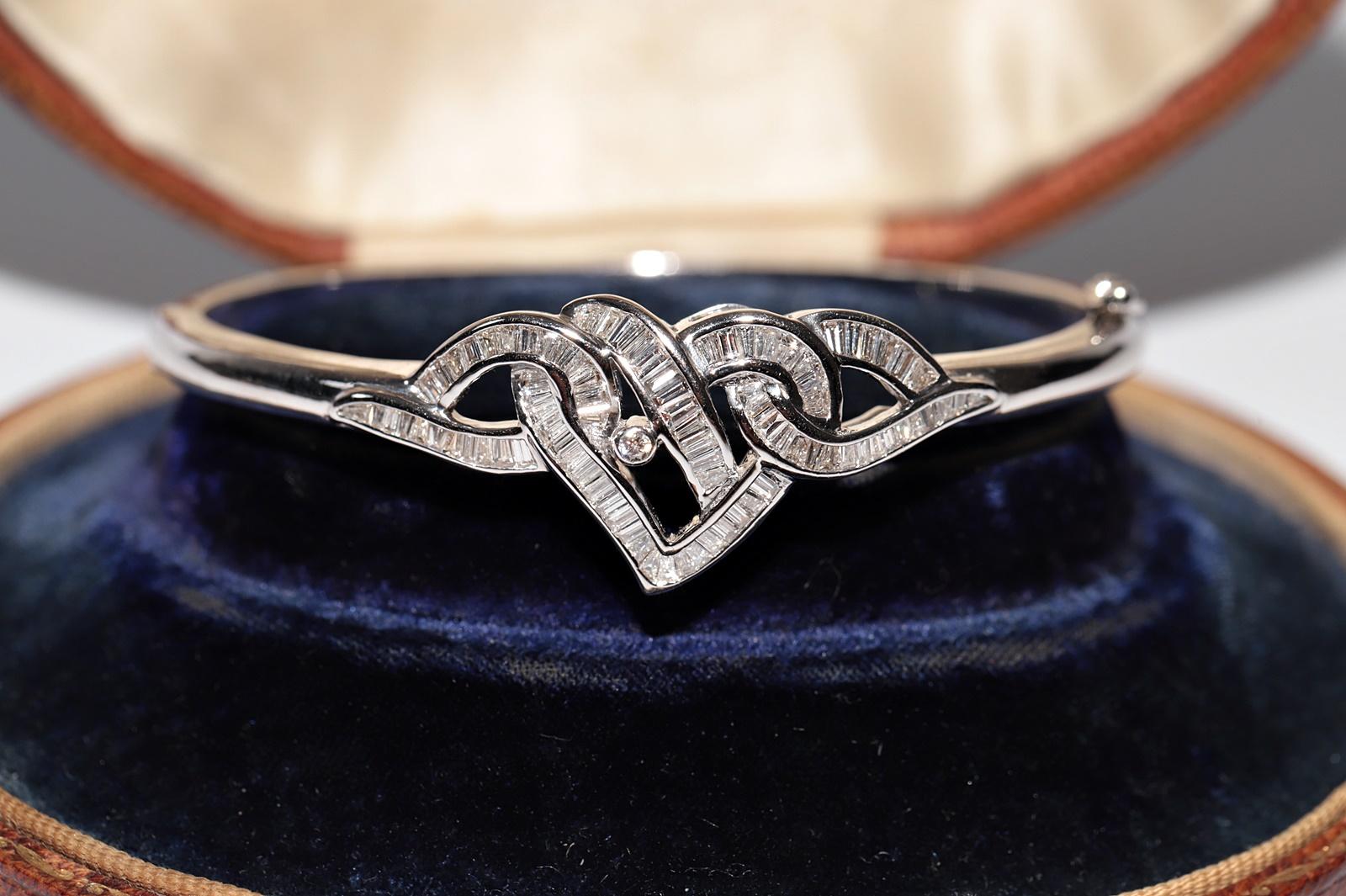 In very good condition.
Total weight is 22.4 grams.
Totally is diamond 2.60 ct.
The diamond is has G-H color and vvs-vs clarity.
Box is not included.
Please contact for any questions.