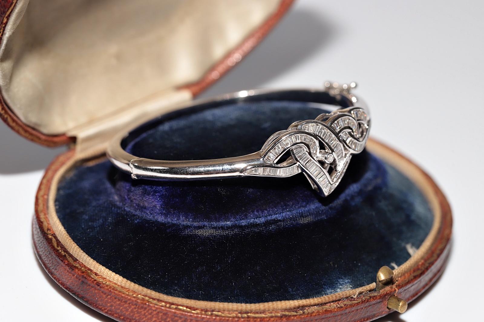 Retro Vintage Circa 1990s 18k Gold Natural Baguette Cut Diamond Bangle Heart Bracelet For Sale