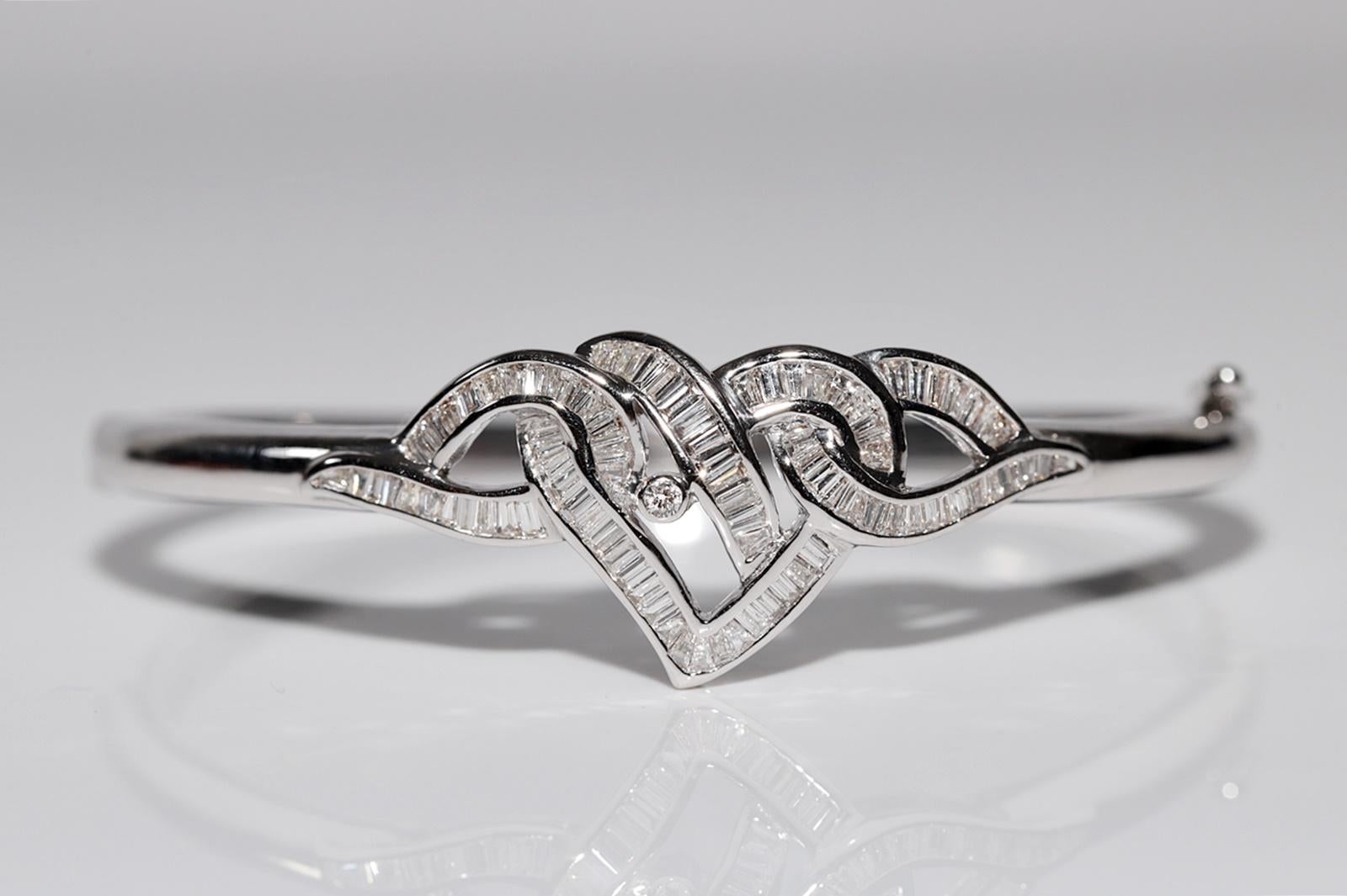 Vintage Circa 1990s 18k Gold Natural Baguette Cut Diamond Bangle Heart Bracelet In Good Condition For Sale In Fatih/İstanbul, 34