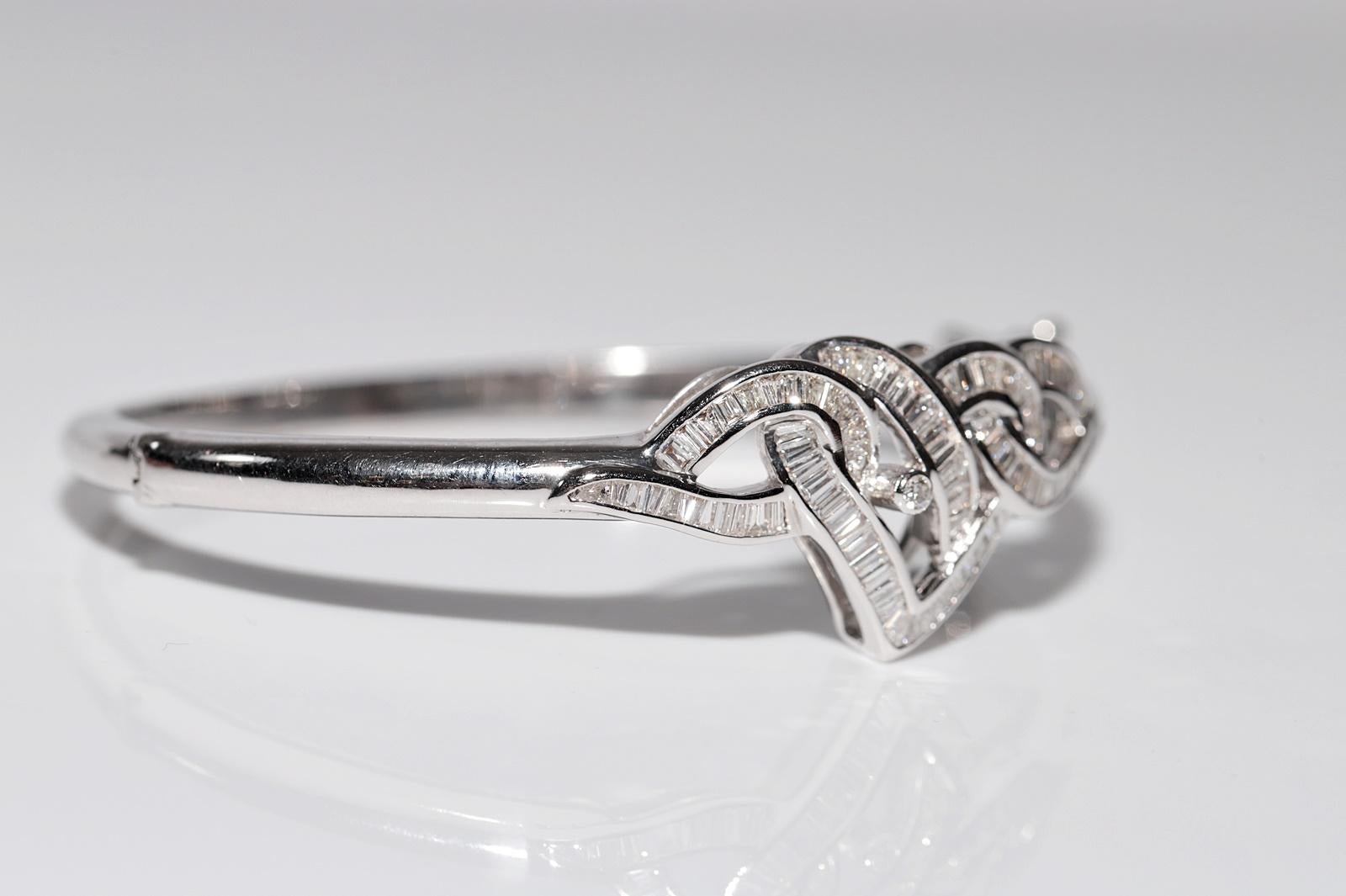 Women's Vintage Circa 1990s 18k Gold Natural Baguette Cut Diamond Bangle Heart Bracelet For Sale