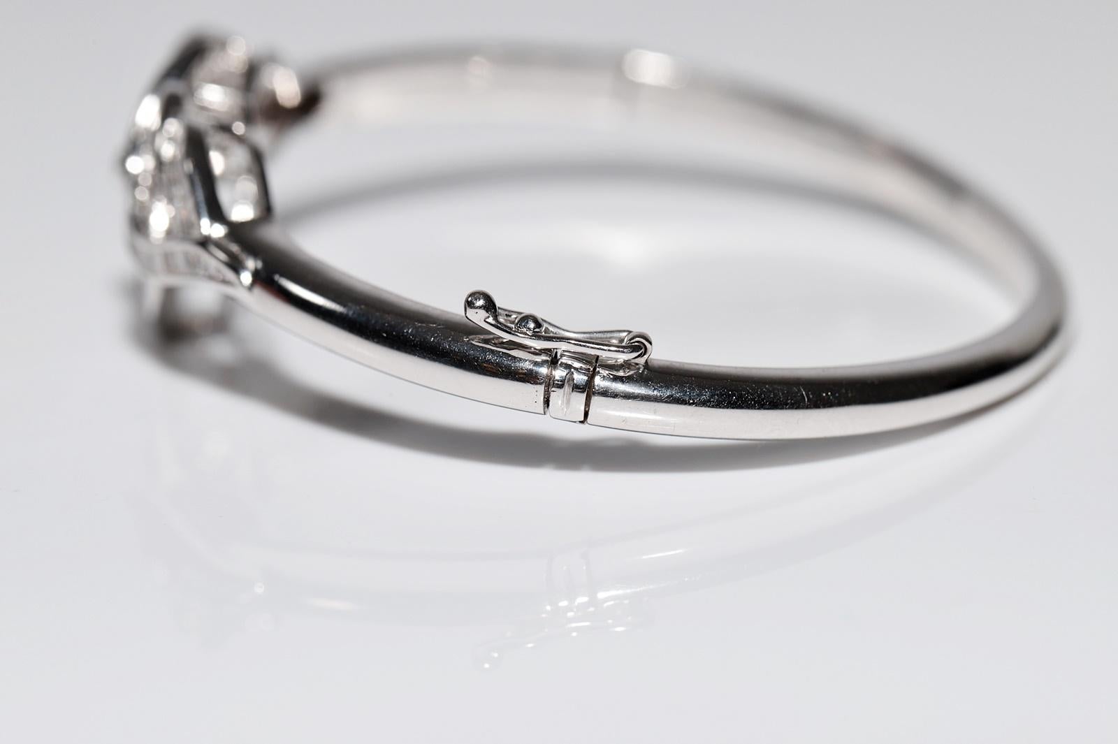 Vintage Circa 1990s 18k Gold Natural Baguette Cut Diamond Bangle Heart Bracelet For Sale 4