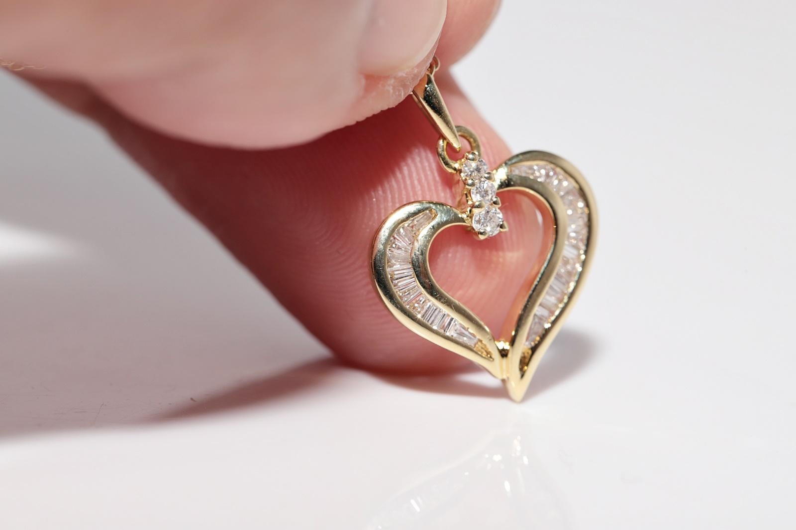 Vintage Circa 1990 Collier pendentif coeur en or 18k avec diamant baguette naturel en vente 4