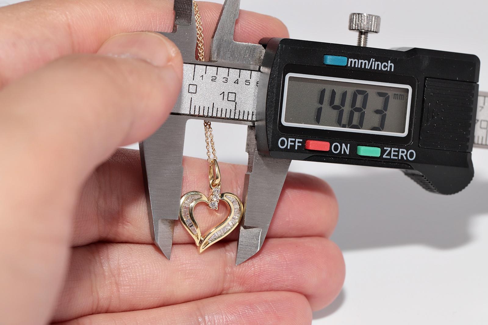Vintage Circa 1990 Collier pendentif coeur en or 18k avec diamant baguette naturel en vente 5