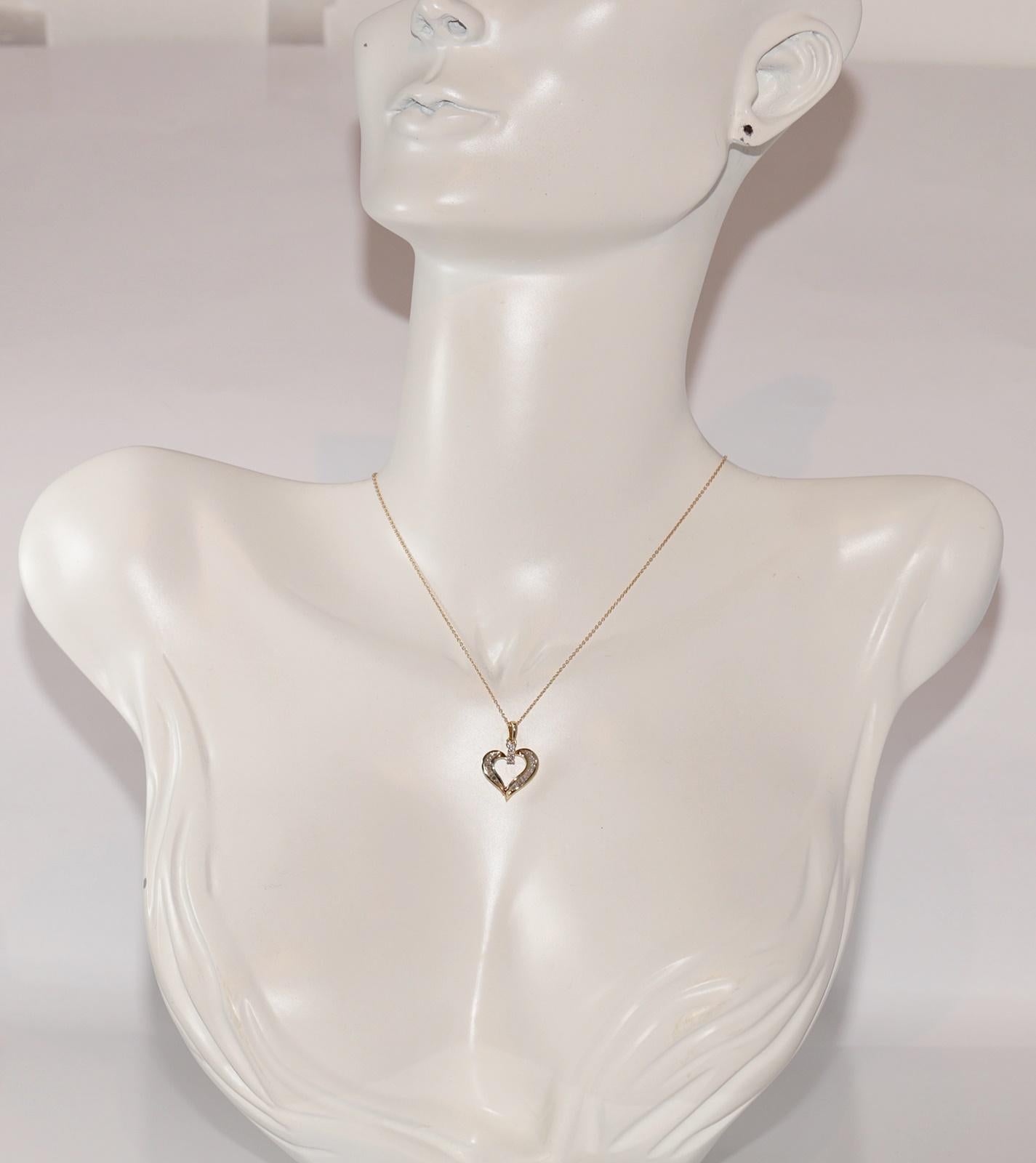 En très bon état.
Le poids total est de 3.3 grammes.
Au total, un diamant de 0,65 ct.
Le diamant est de couleur H-I et de pureté VS.
La longueur totale de la chaîne est de 45 cm.
N'hésitez pas à nous contacter pour toute question.