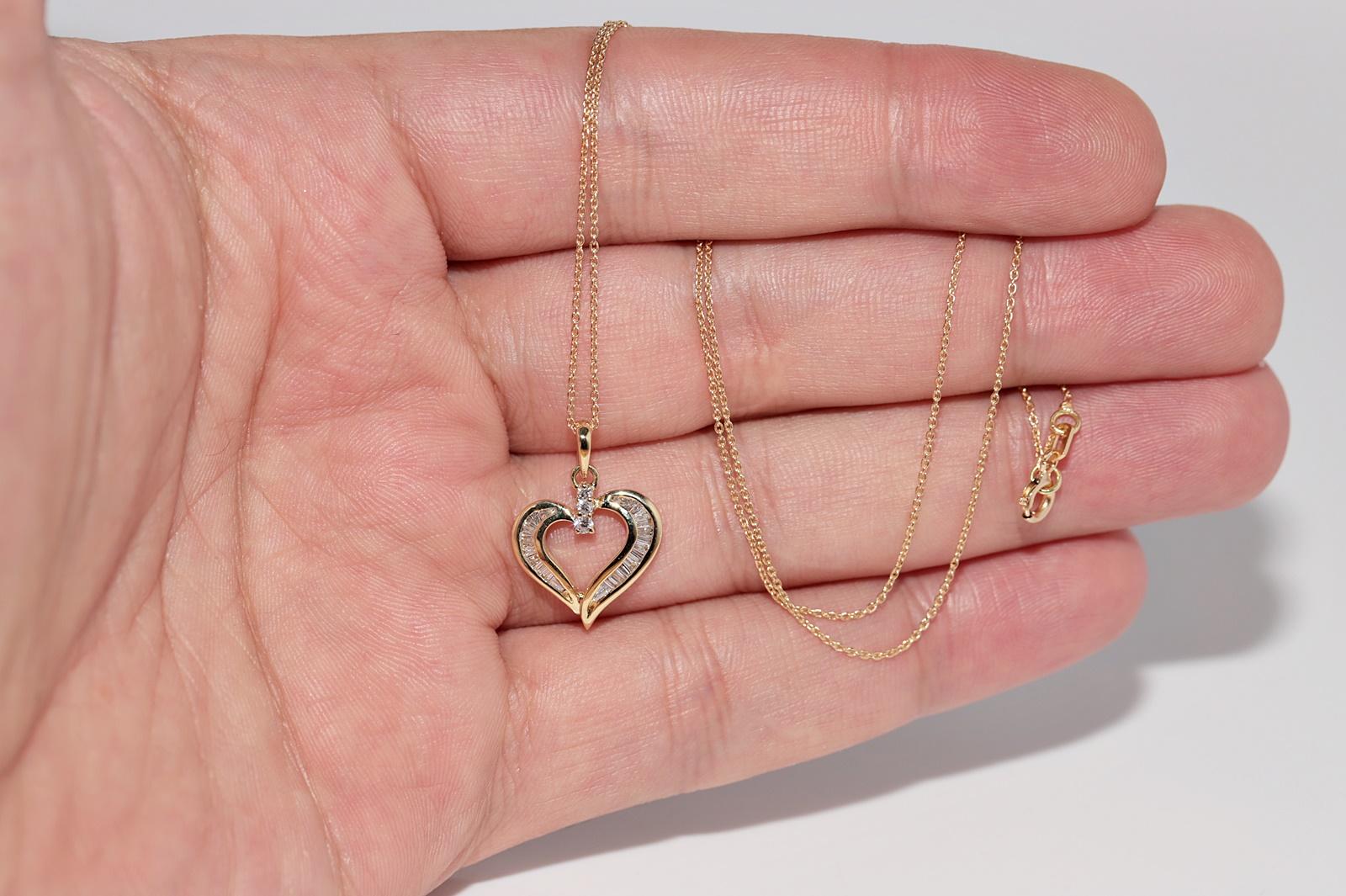 Vintage Circa 1990 Collier pendentif coeur en or 18k avec diamant baguette naturel en vente 1