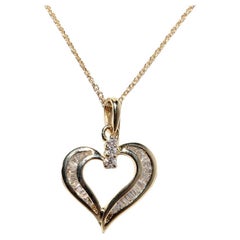 Vintage Circa 1990 Collier pendentif coeur en or 18k avec diamant baguette naturel