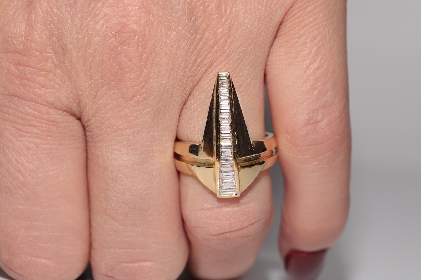 Vintage Circa 1990s 18k Gold Natural Baguette Cut Diamond Strong Tank Ring In Good Condition For Sale In Fatih/İstanbul, 34