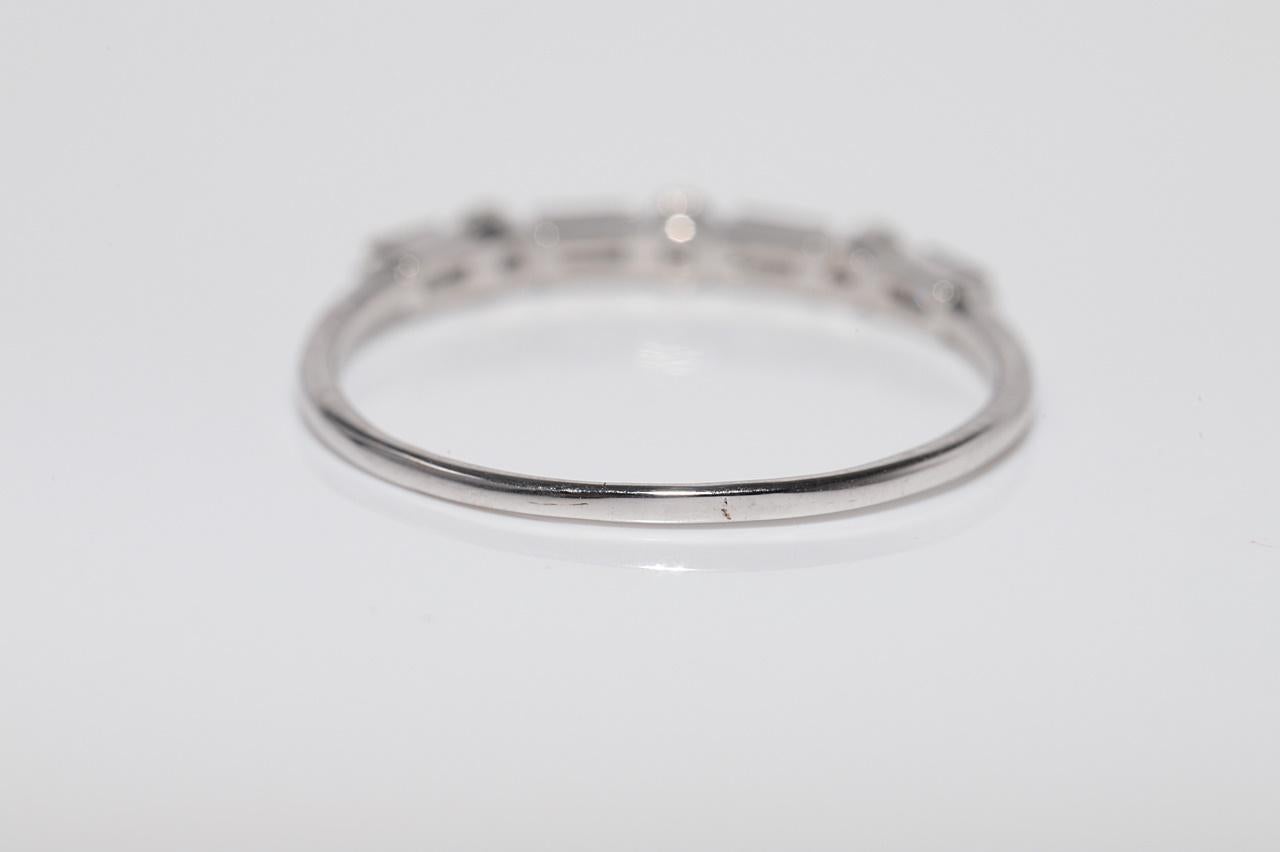 Vintage CIRCA 1990er Jahre 18k Gold Natürlicher Brillantschliff Diamant und Baguetteschliff Ring im Angebot 5