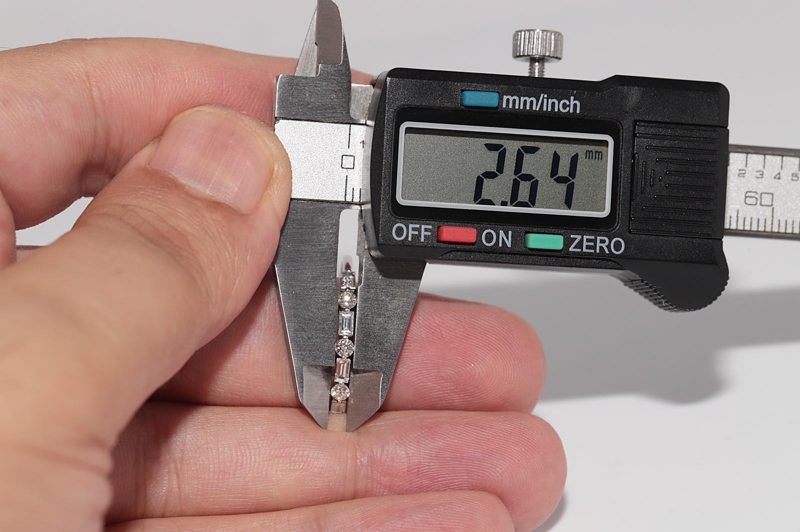 Vintage CIRCA 1990er Jahre 18k Gold Natürlicher Brillantschliff Diamant und Baguetteschliff Ring im Angebot 7