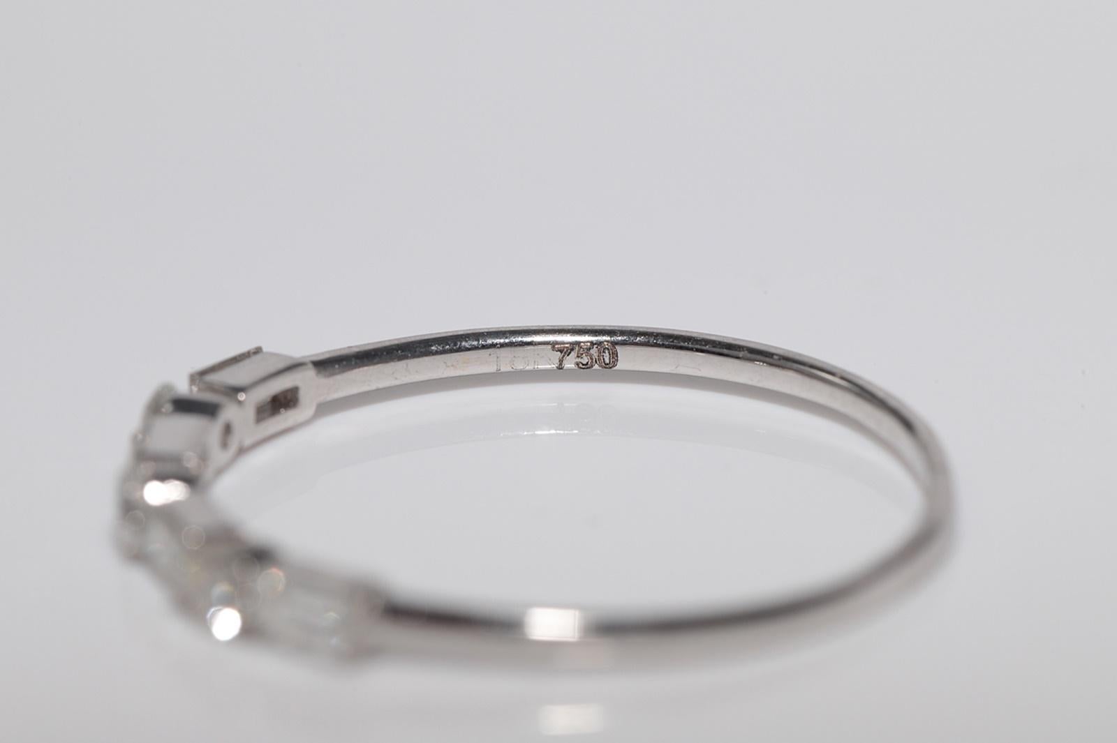 Vintage CIRCA 1990er Jahre 18k Gold Natürlicher Brillantschliff Diamant und Baguetteschliff Ring im Angebot 8